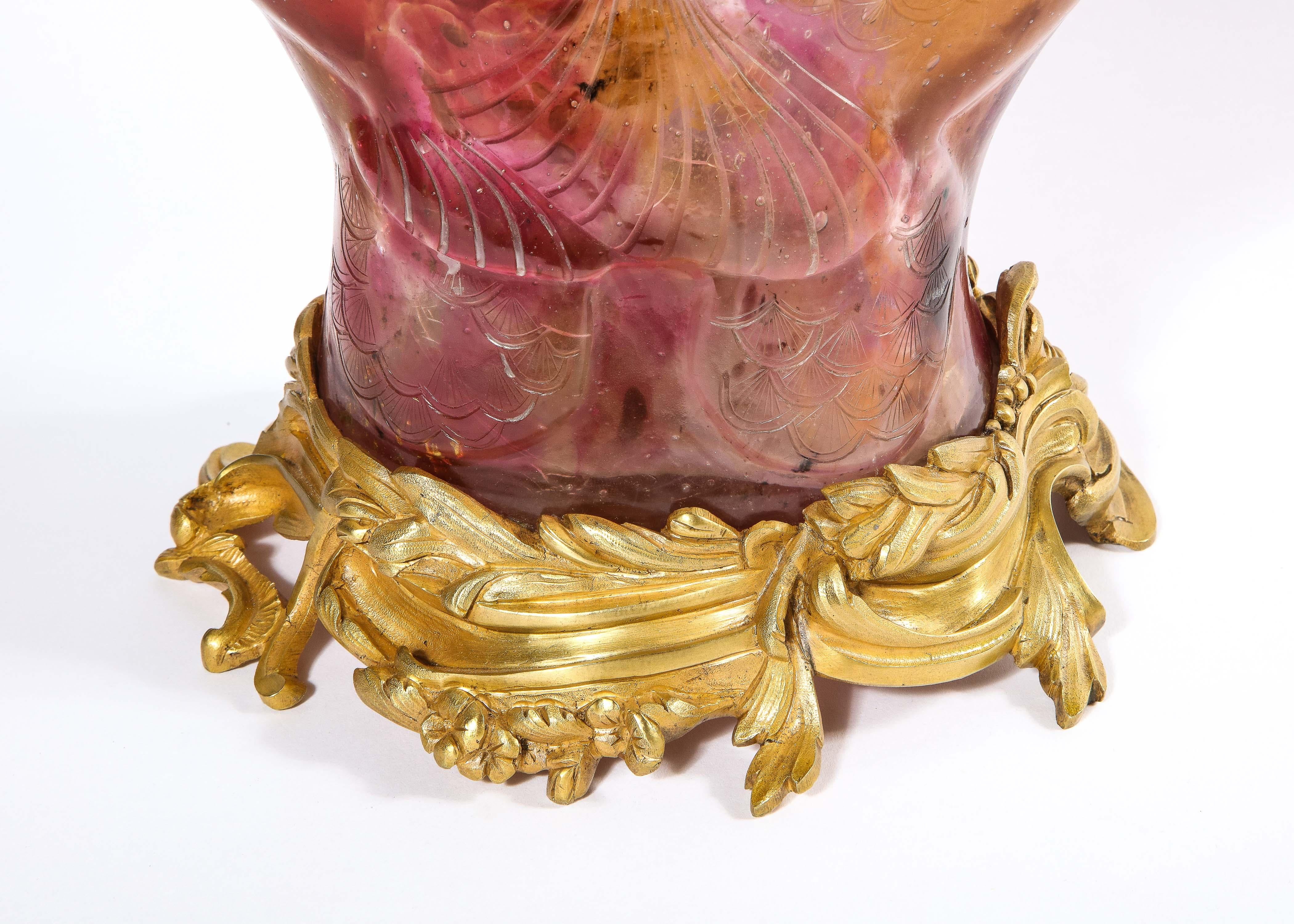 Français Emile Galle, rare et important vase à double tapis en verre rose poisson monté en ormolu en vente