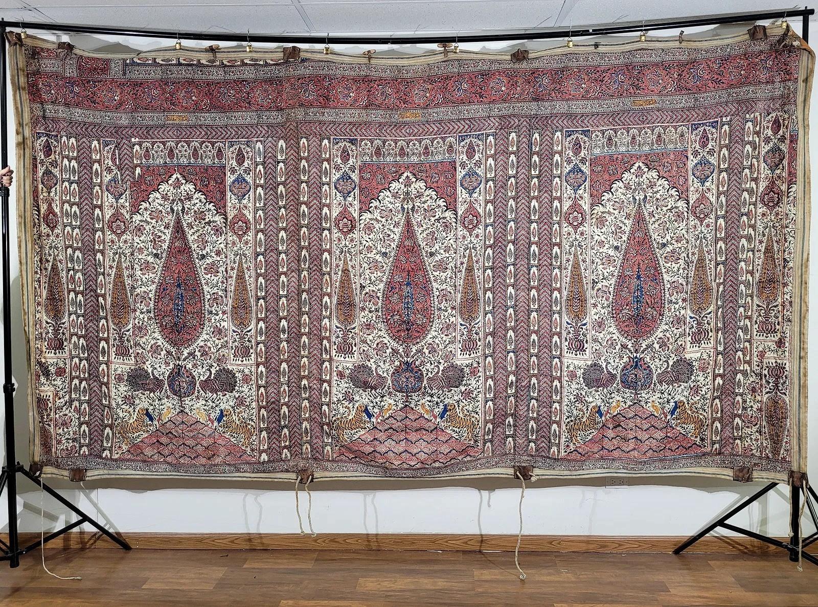 Rara e importante tenda Qajar del XIX secolo con stampa a blocchi Ghalamkar con tigri e pavoni

Questo straordinario set di tre pannelli tessili monumentali faceva parte di una tenda cerimoniale del periodo Qajar, creata con l'intricata tecnica