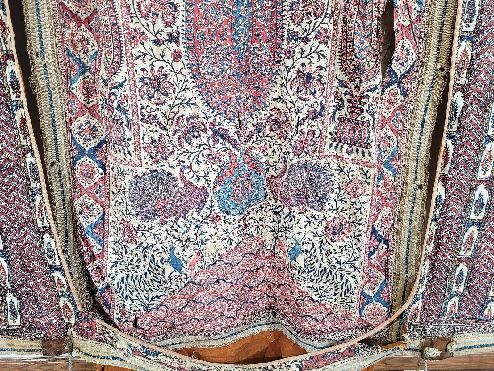 Tessile Rara e importante tenda Qajar del XIX secolo con stampa a blocchi Ghalamkar con tigri e pavoni in vendita