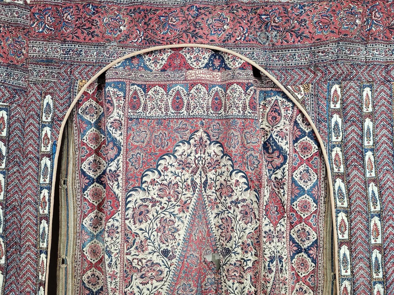 Rara e importante tenda Qajar del XIX secolo con stampa a blocchi Ghalamkar con tigri e pavoni in vendita 1