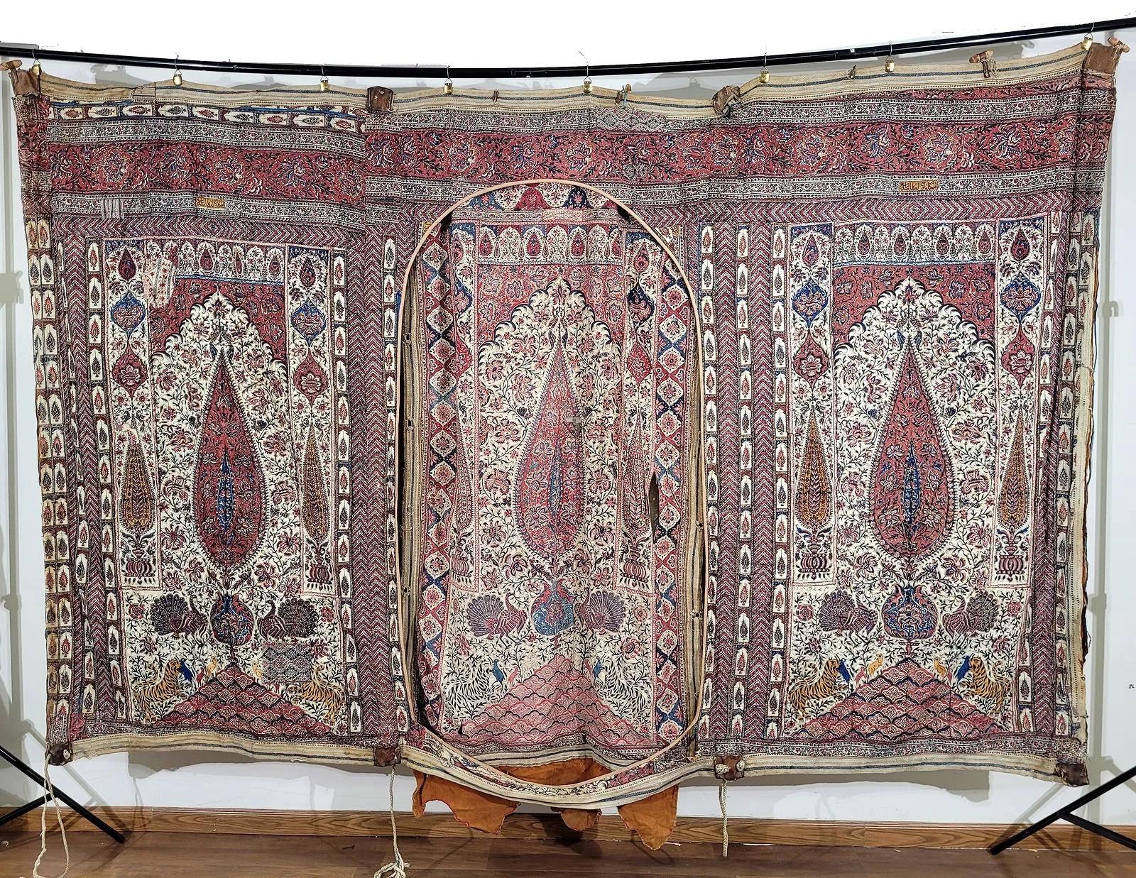 Rara e importante tenda Qajar del XIX secolo con stampa a blocchi Ghalamkar con tigri e pavoni in vendita 2