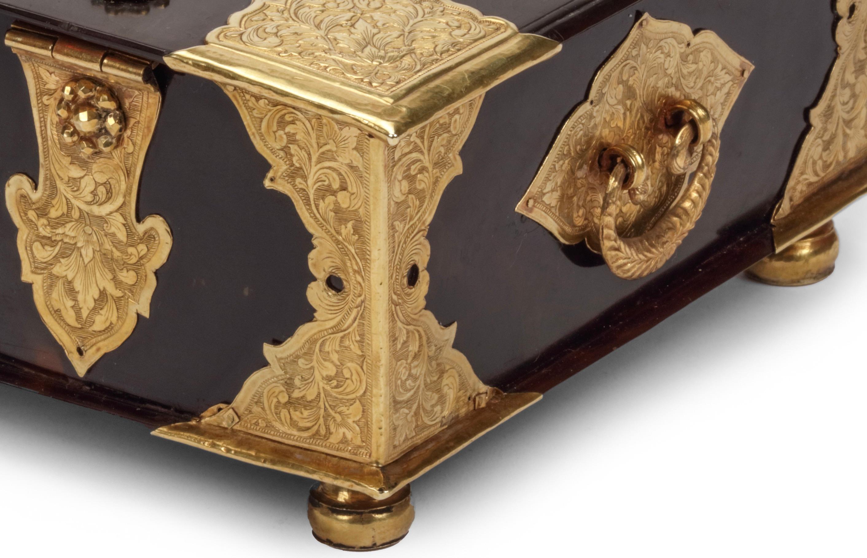 A rare Indonesian tortoiseshell sirih casket with gold mounts In Good Condition For Sale In Amsterdam, NL