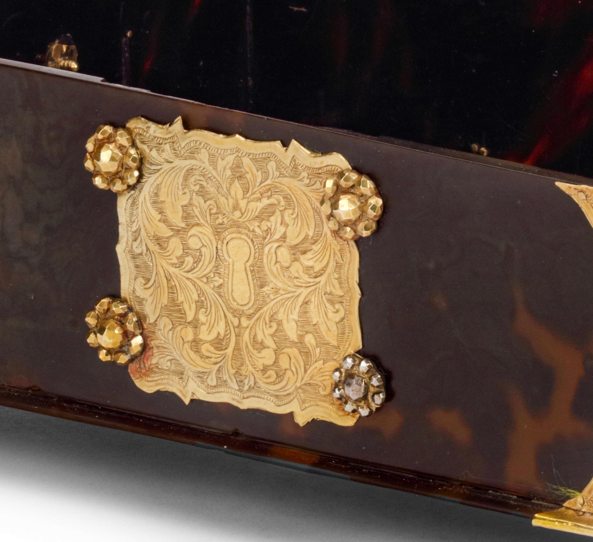 Gold A rare Indonesian tortoiseshell sirih casket with gold mounts For Sale