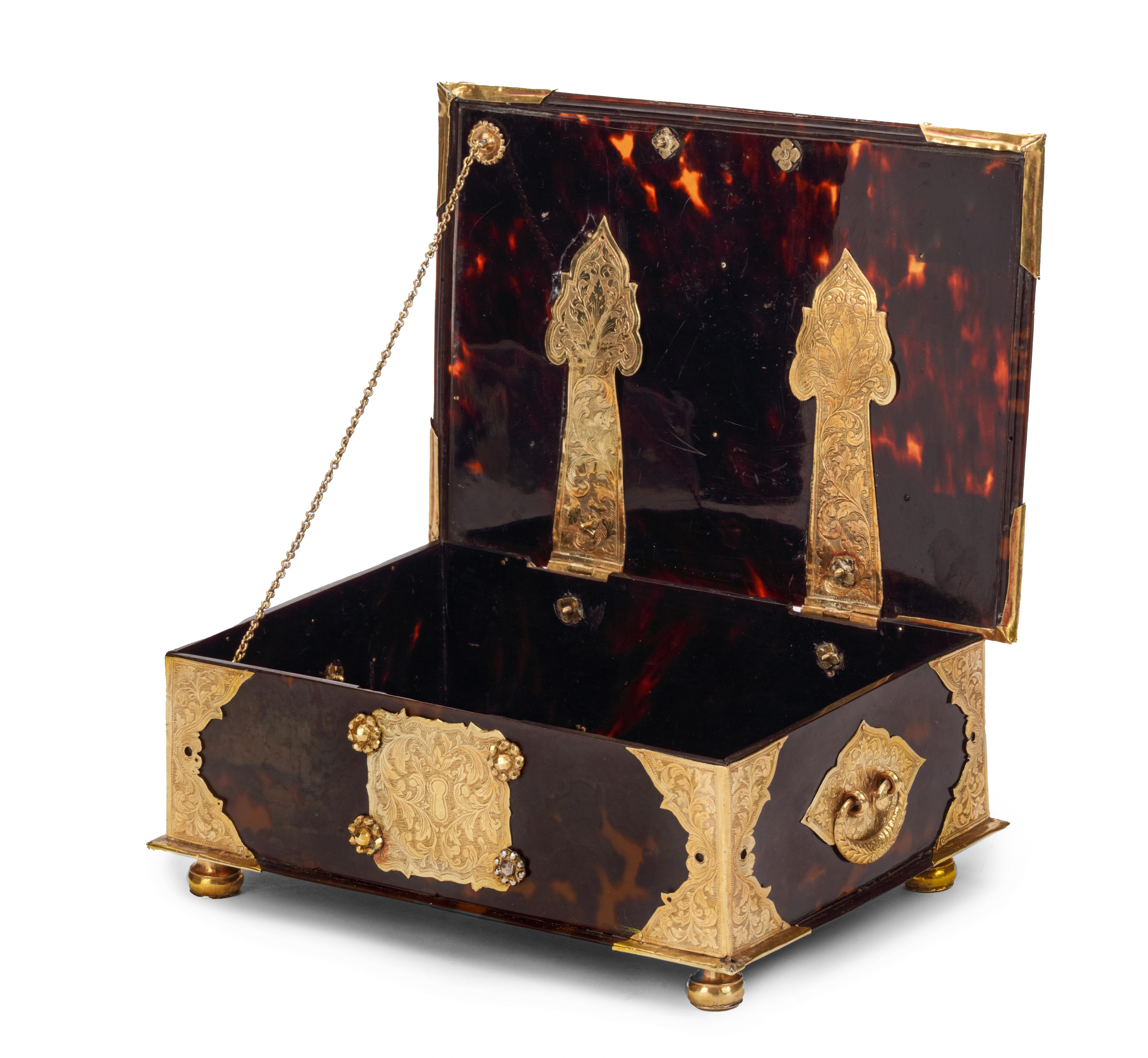 A rare Indonesian tortoiseshell sirih casket with gold mounts For Sale 1