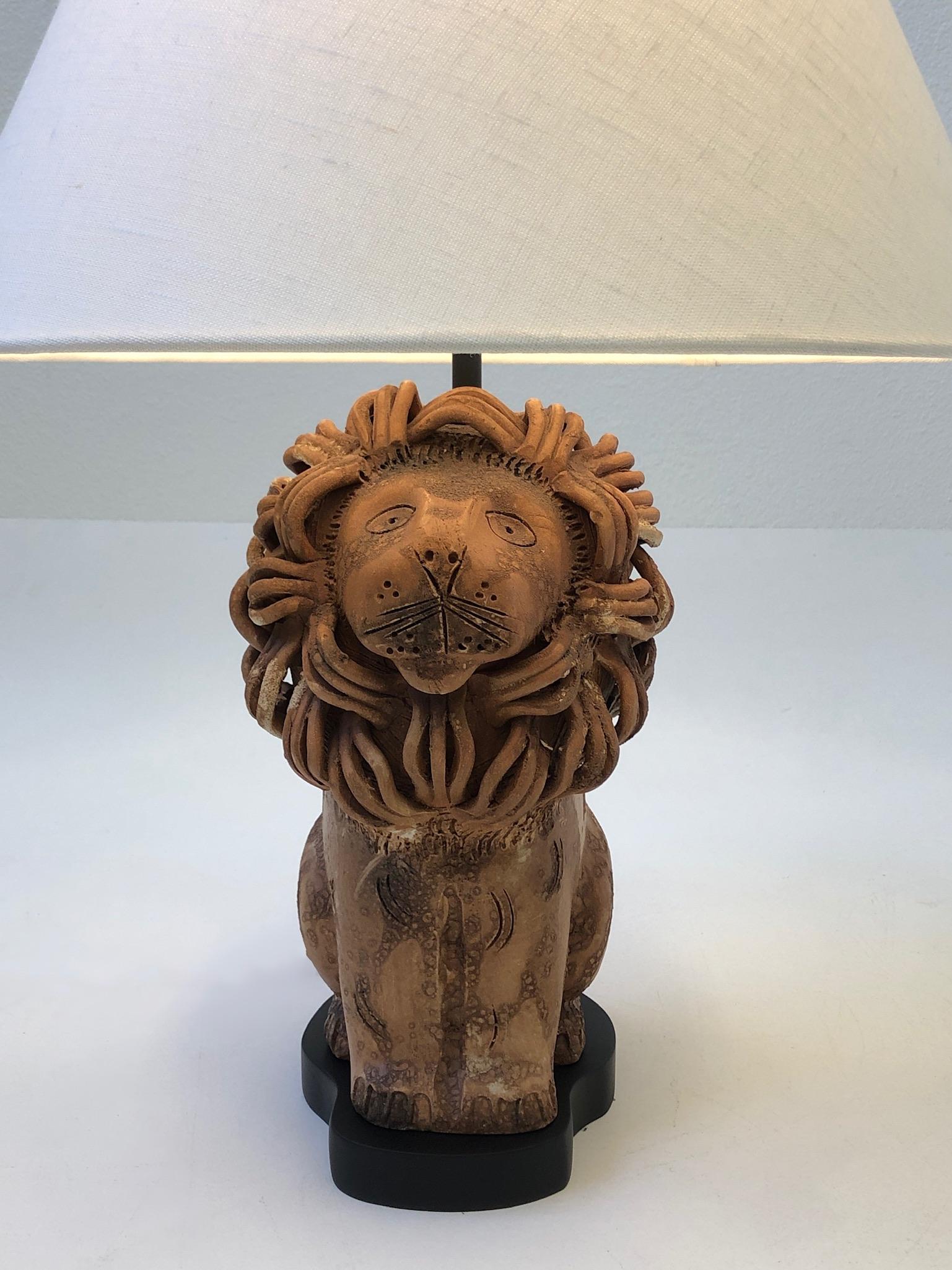 Rare Italian Ceramic Lion Table Lamp by Aldo Londi for Bitossi In Excellent Condition For Sale In Palm Springs, CA