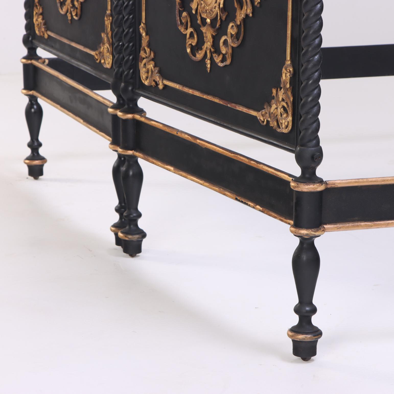 Seltenes italienisches Königsbett aus vergoldetem Zink mit Verzierungen, um 1870. (Neorenaissance) im Angebot