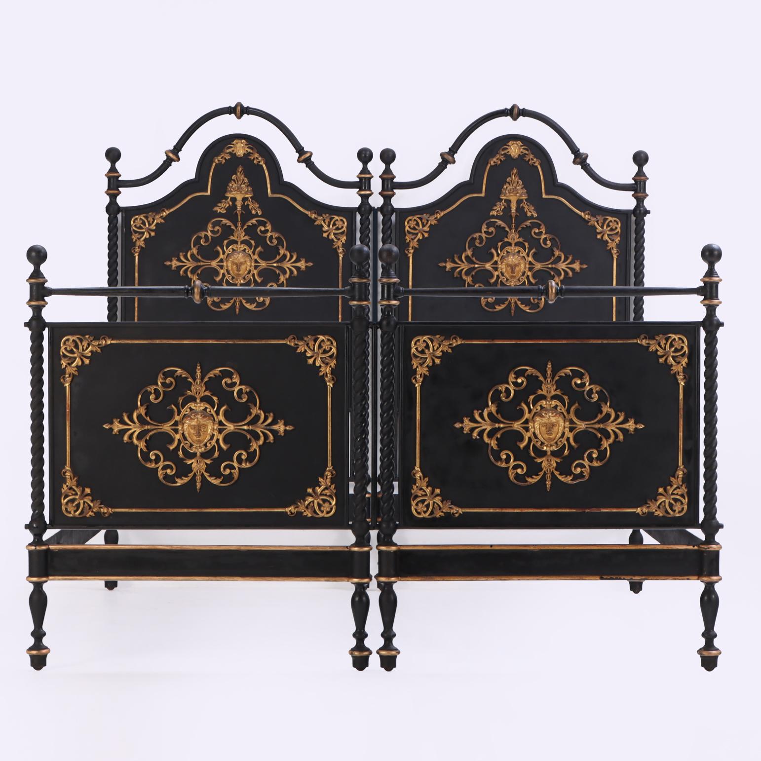 Seltenes italienisches Königsbett aus vergoldetem Zink mit Verzierungen, um 1870. (19. Jahrhundert) im Angebot