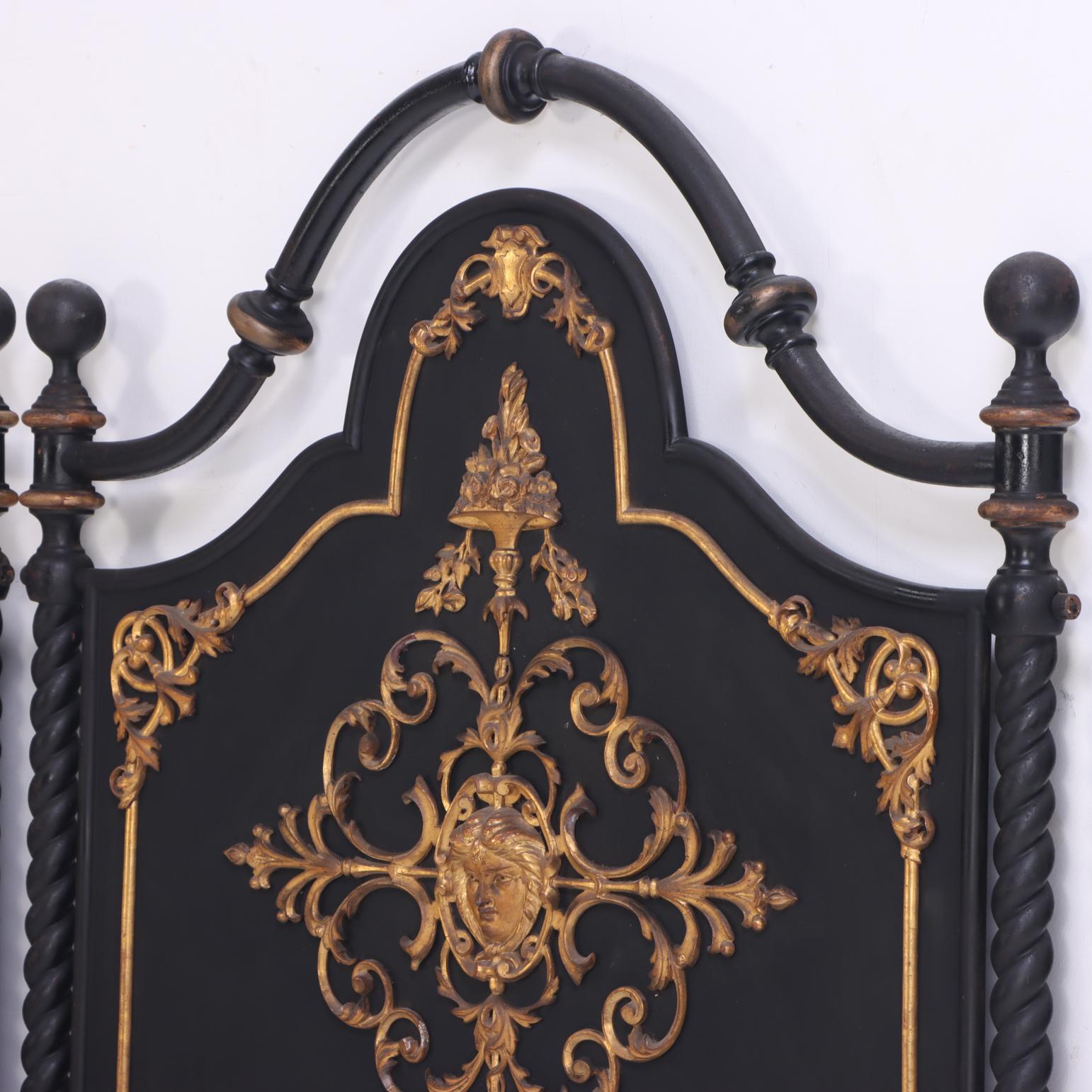 Seltenes italienisches Königsbett aus vergoldetem Zink mit Verzierungen, um 1870. (Eisen) im Angebot