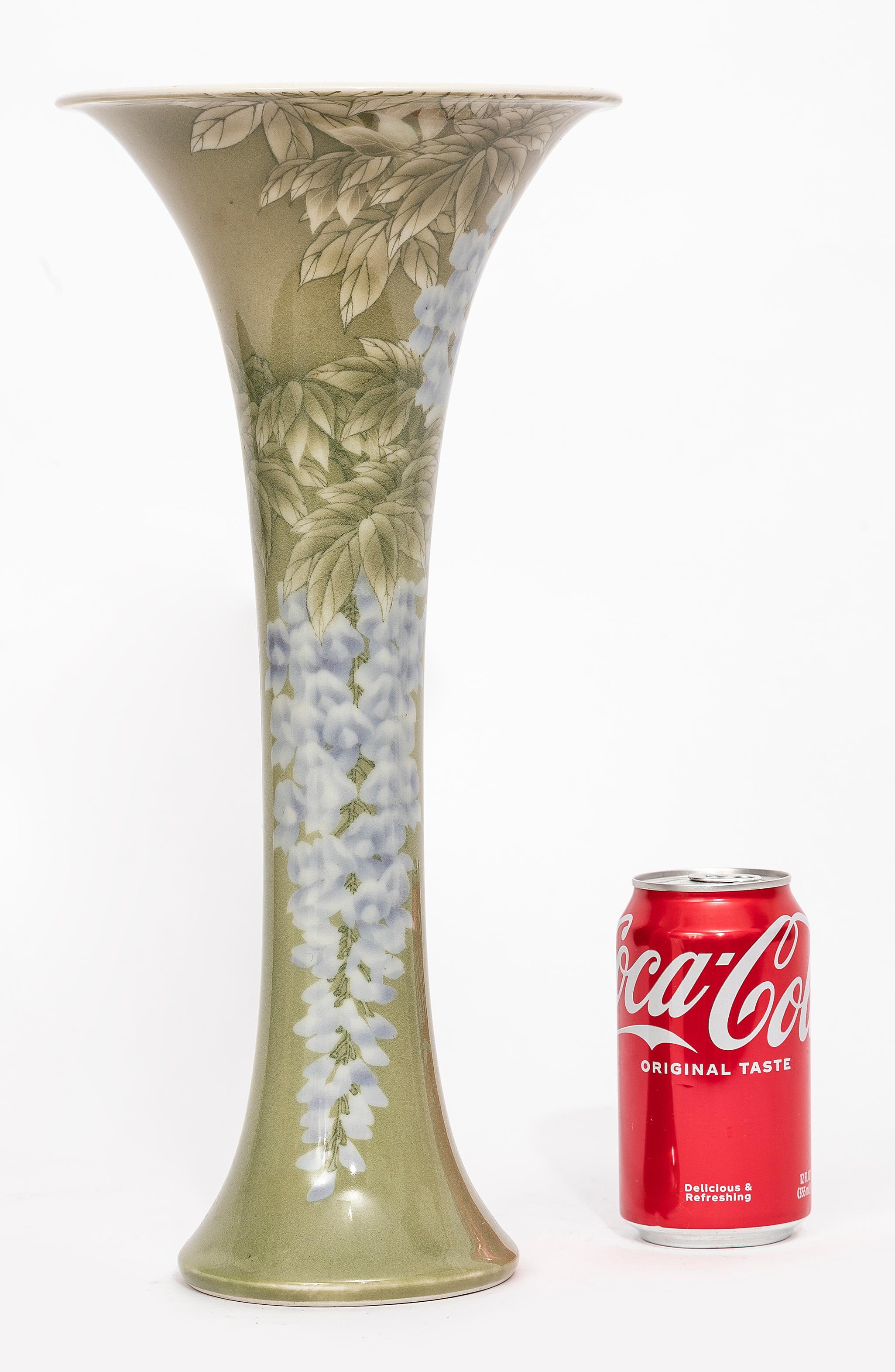 Seltene japanische Trompetenvase aus der Meiji-Zeit von Makuzu Kozan. Diese Vase hat eine trompetenförmige Form und eine zartgrüne Glasur. Der Korpus ist mit zarten, nach unten fallenden Glyzinienblüten in hellen Blau- und Weißtönen verziert.