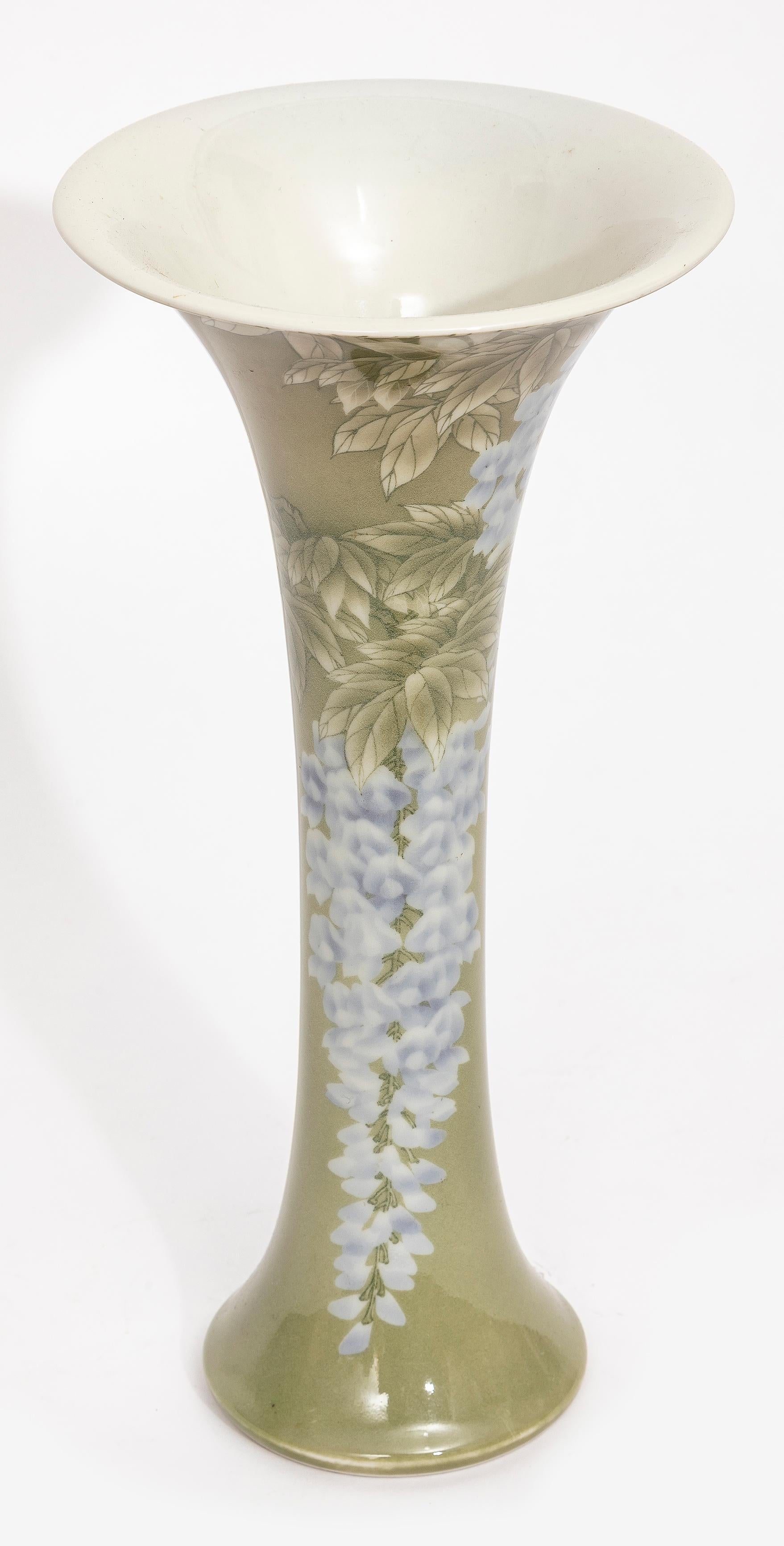 Seltene japanische Trompetenvase aus Porzellan aus der Meiji-Periode, von Makuzu Kozan im Zustand „Gut“ in New York, NY