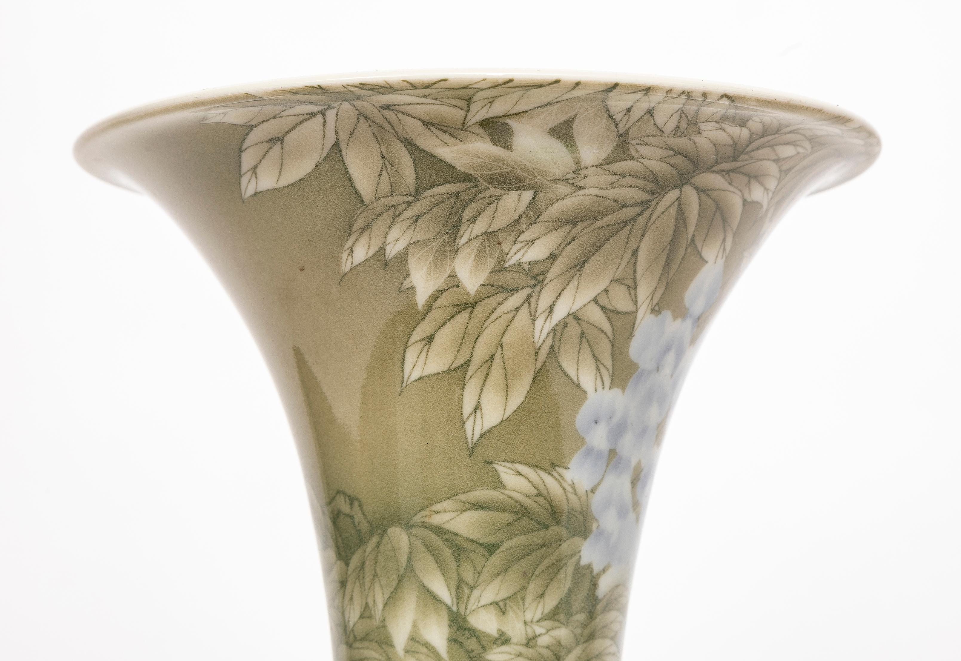 Seltene japanische Trompetenvase aus Porzellan aus der Meiji-Periode, von Makuzu Kozan (19. Jahrhundert)