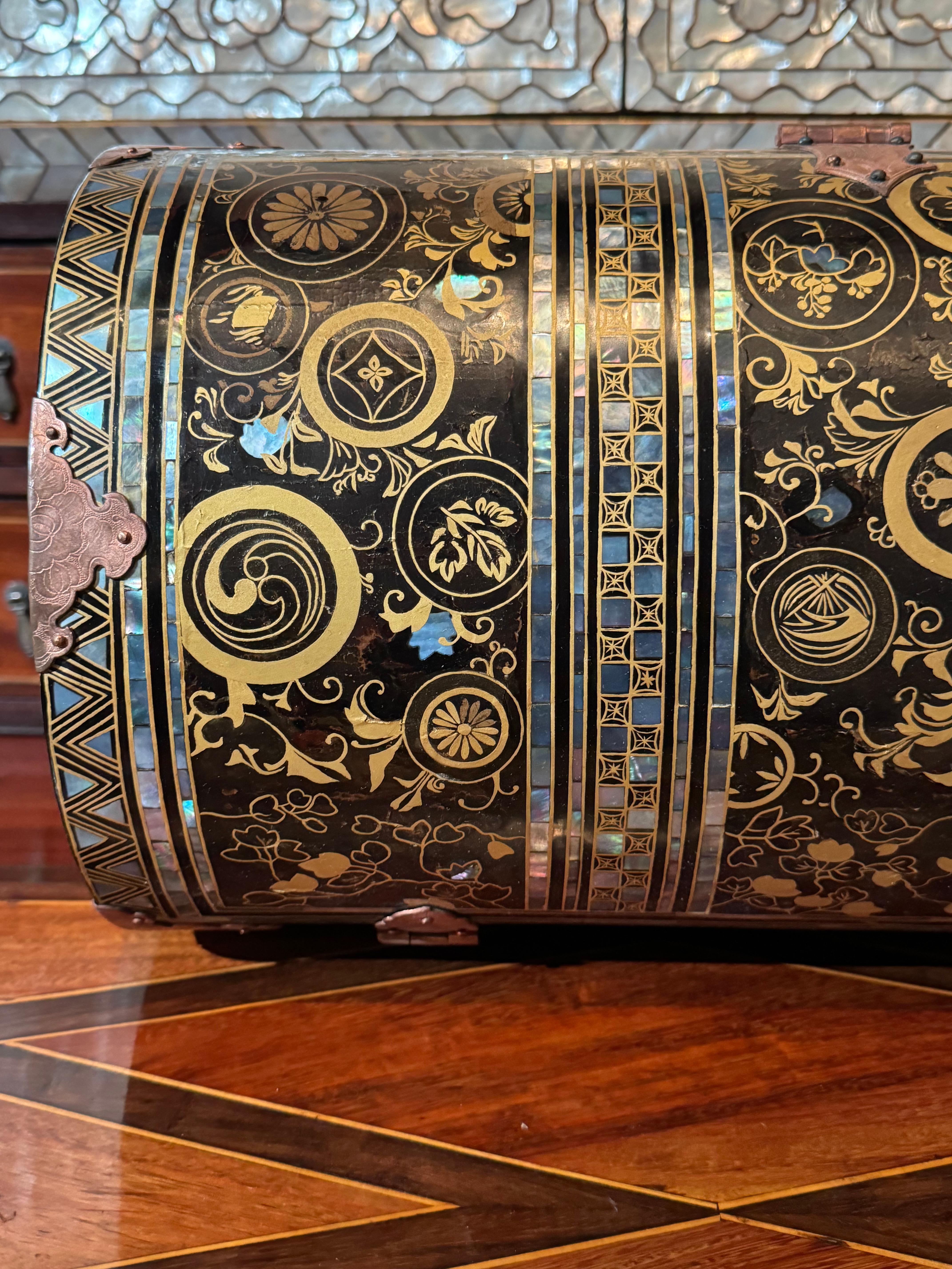A rare Japanese Namban export lacquer coffer with Mon emblems For Sale 10