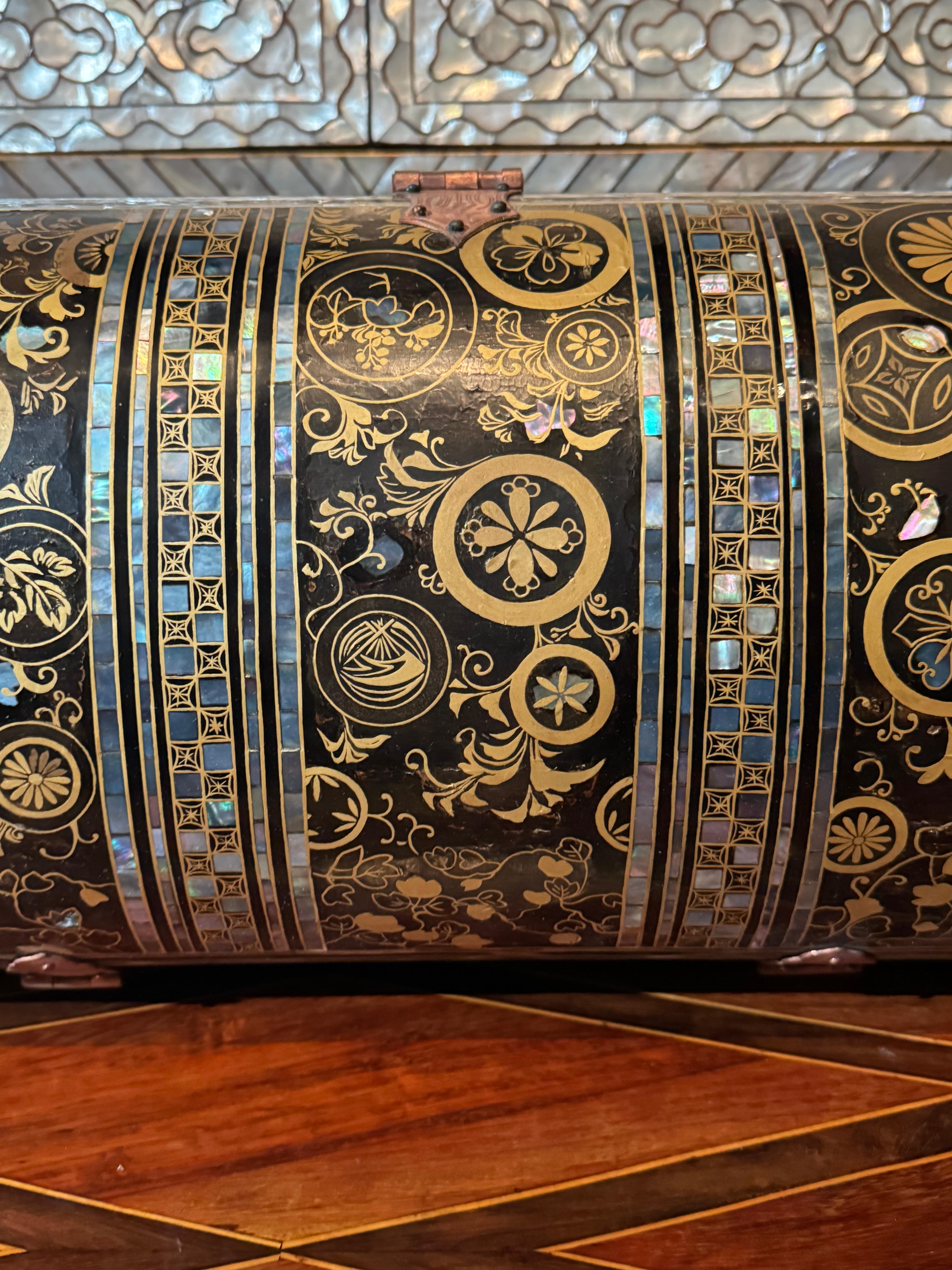 A rare Japanese Namban export lacquer coffer with Mon emblems For Sale 11