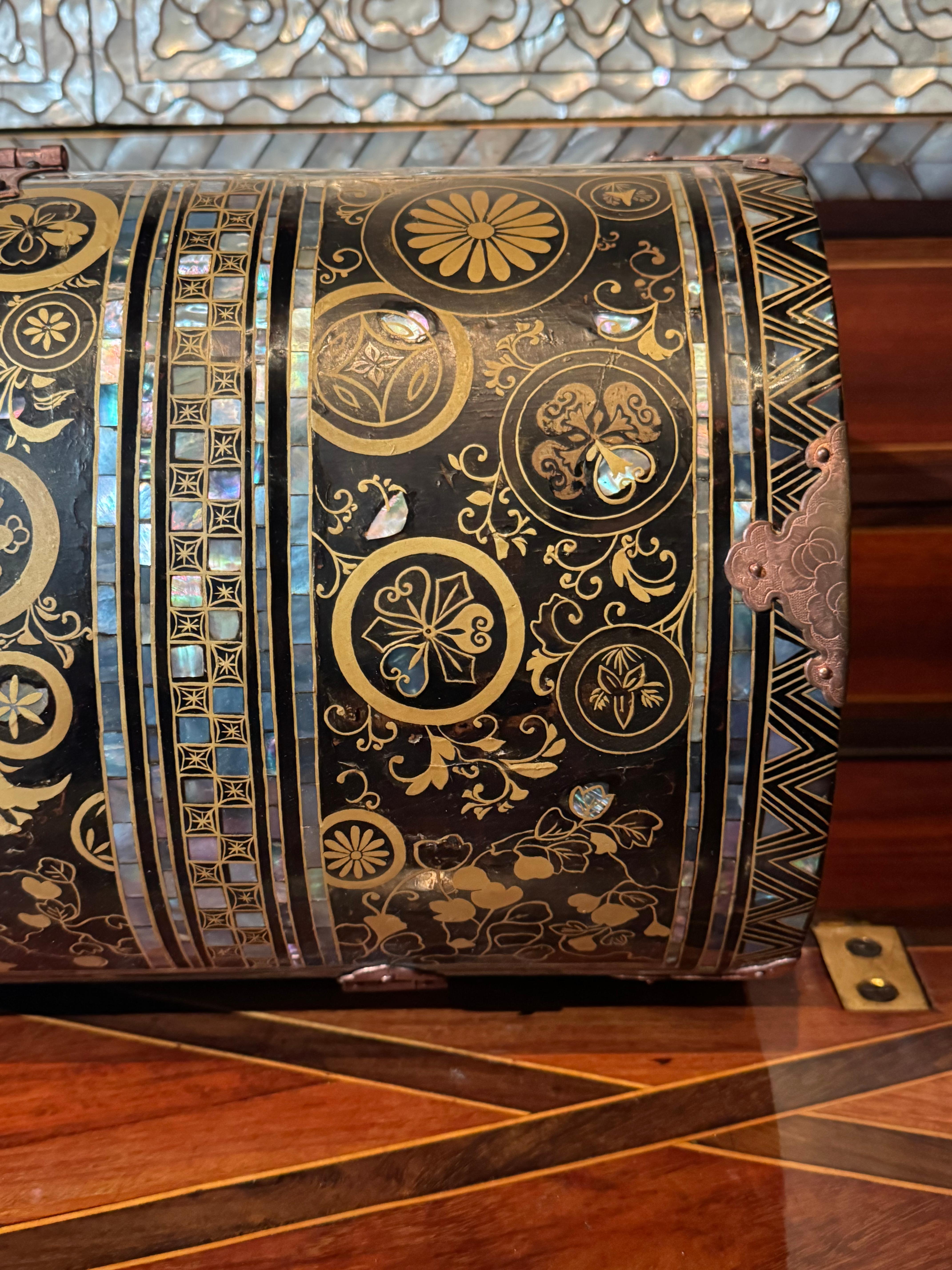 A rare Japanese Namban export lacquer coffer with Mon emblems For Sale 12