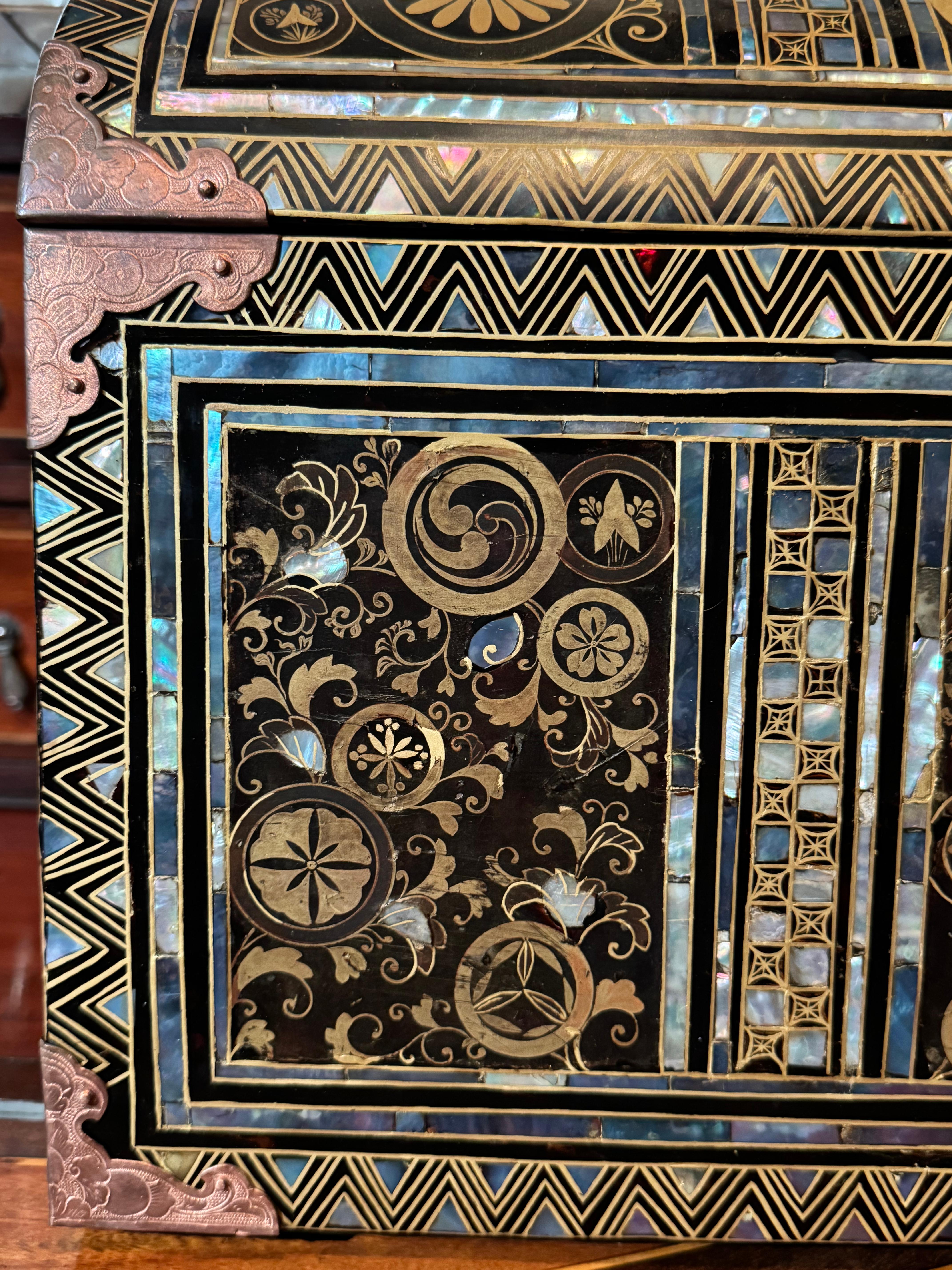 Inlay A rare Japanese Namban export lacquer coffer with Mon emblems For Sale