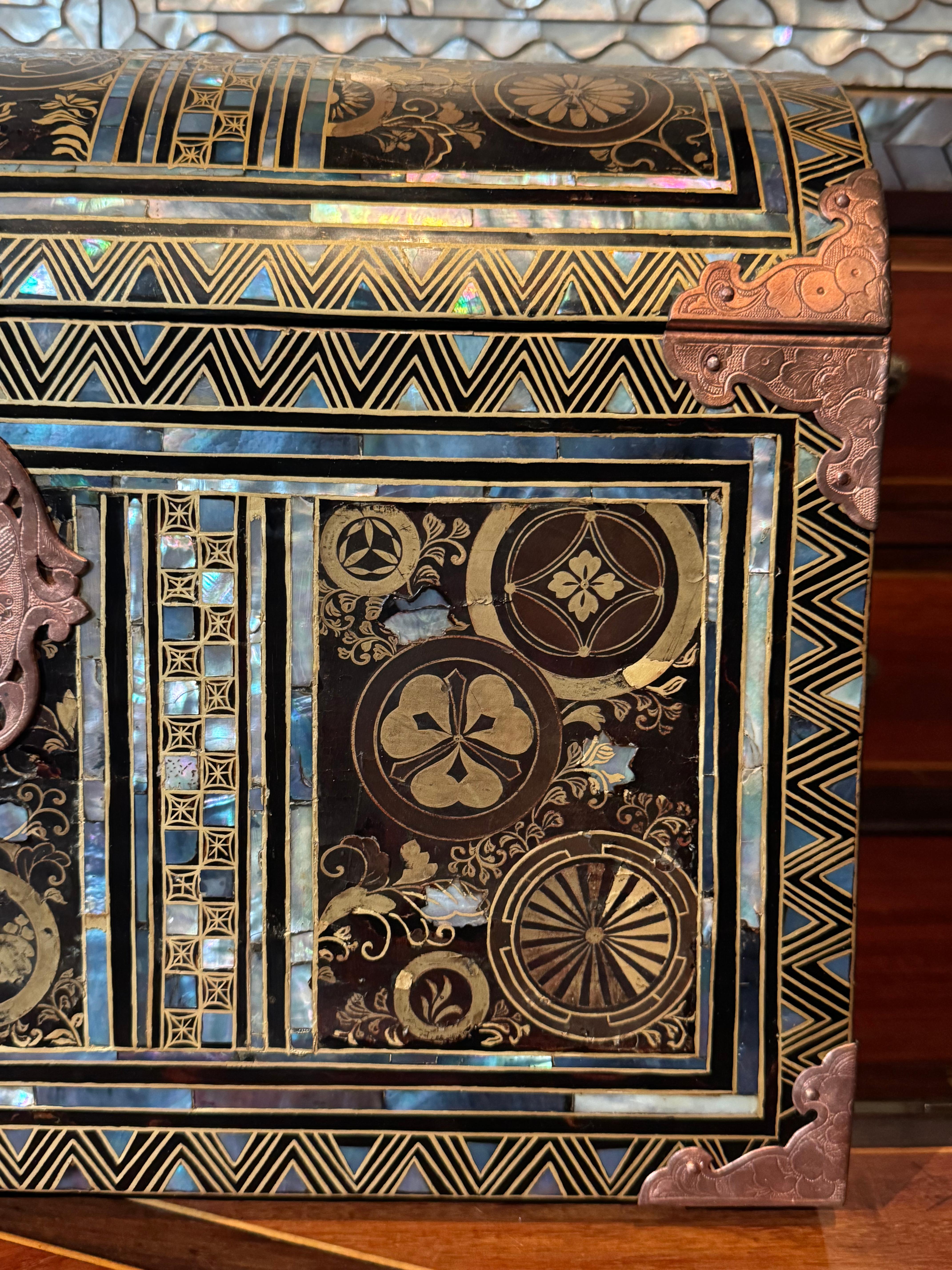 18th Century and Earlier A rare Japanese Namban export lacquer coffer with Mon emblems For Sale