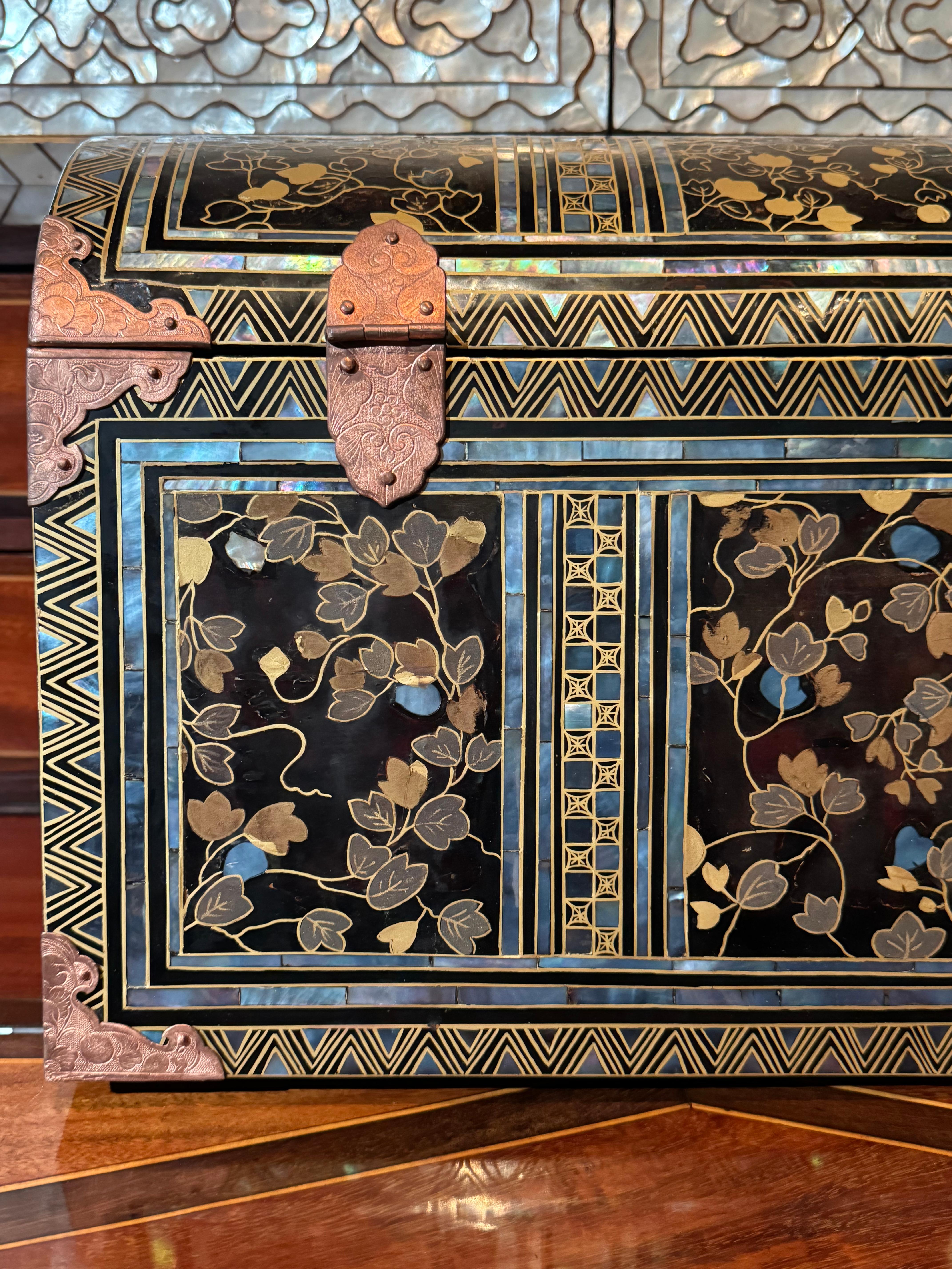 A rare Japanese Namban export lacquer coffer with Mon emblems For Sale 1