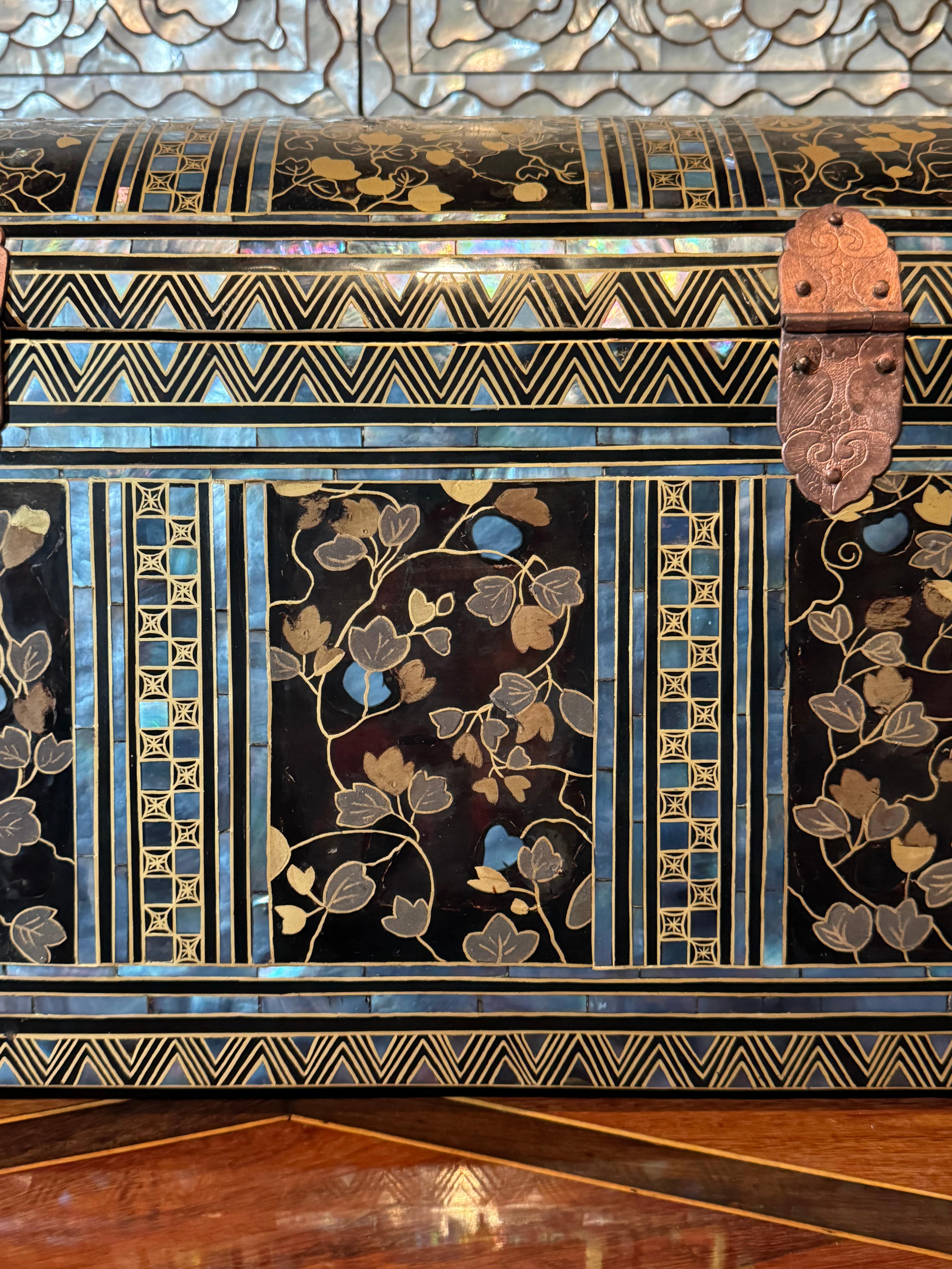 A rare Japanese Namban export lacquer coffer with Mon emblems For Sale 2