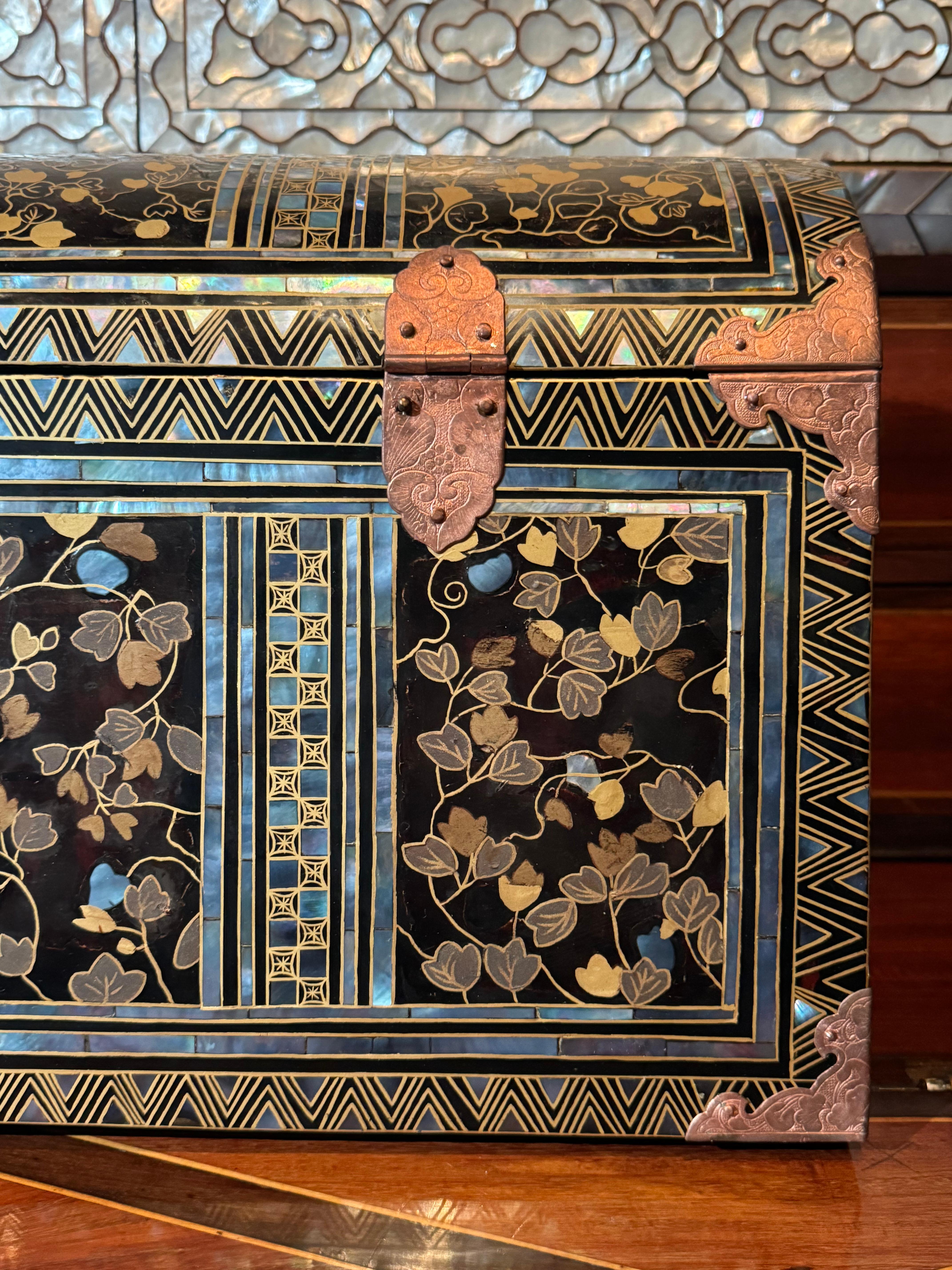 A rare Japanese Namban export lacquer coffer with Mon emblems For Sale 3