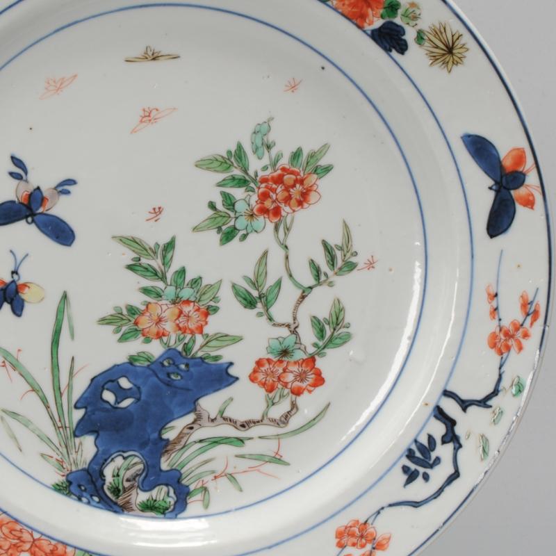 Un piatto Kangxi di assoluta qualità. Superbamente dipinto in stile Wucai. Sulla base è presente un bruciatore di incenso. Il primo di questo tipo che abbiamo mai visto nella nostra carriera.

Informazioni aggiuntive:
Materiale: Porcellana e