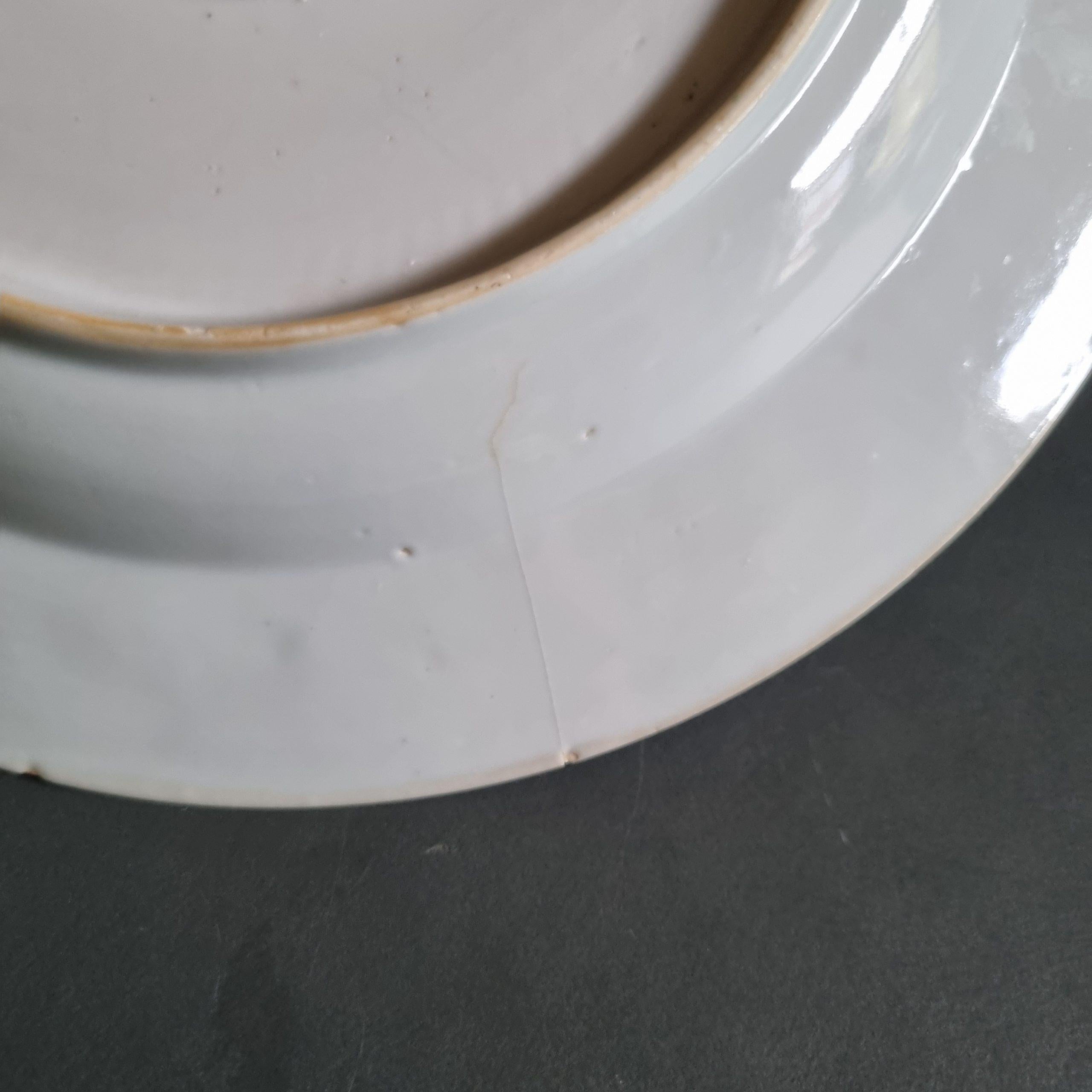 Un raro piatto Wucai in porcellana cinese del periodo Kangxi, marchiato Cina, 18° secolo In condizioni buone in vendita a Amsterdam, Noord Holland