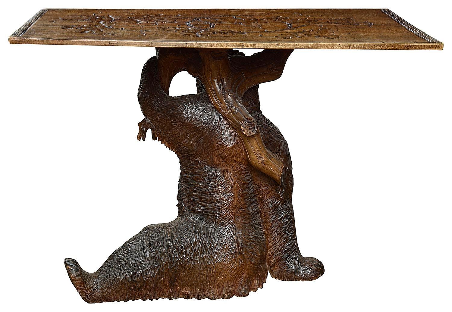 Suisse Rare table en bois de tilleul sculpté de la Forêt-Noire du 19e siècle. en vente