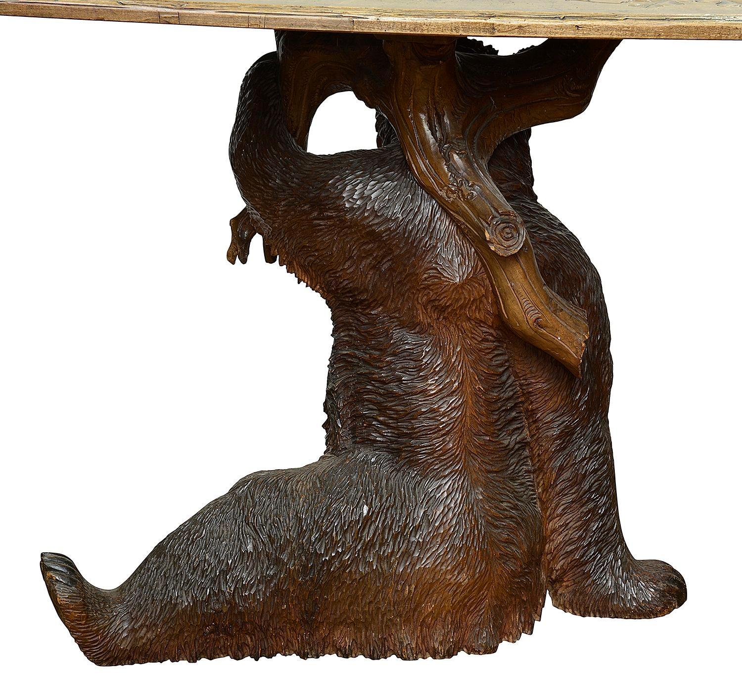 Sculpté à la main Rare table en bois de tilleul sculpté de la Forêt-Noire du 19e siècle. en vente