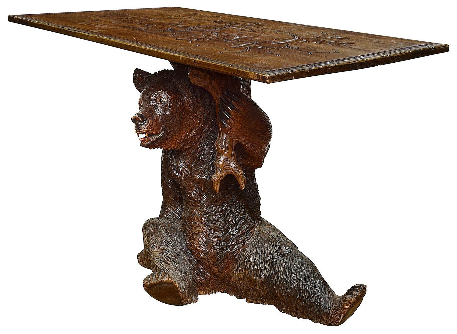 Rare table en bois de tilleul sculpté de la Forêt-Noire du 19e siècle. Bon état - En vente à Brighton, Sussex