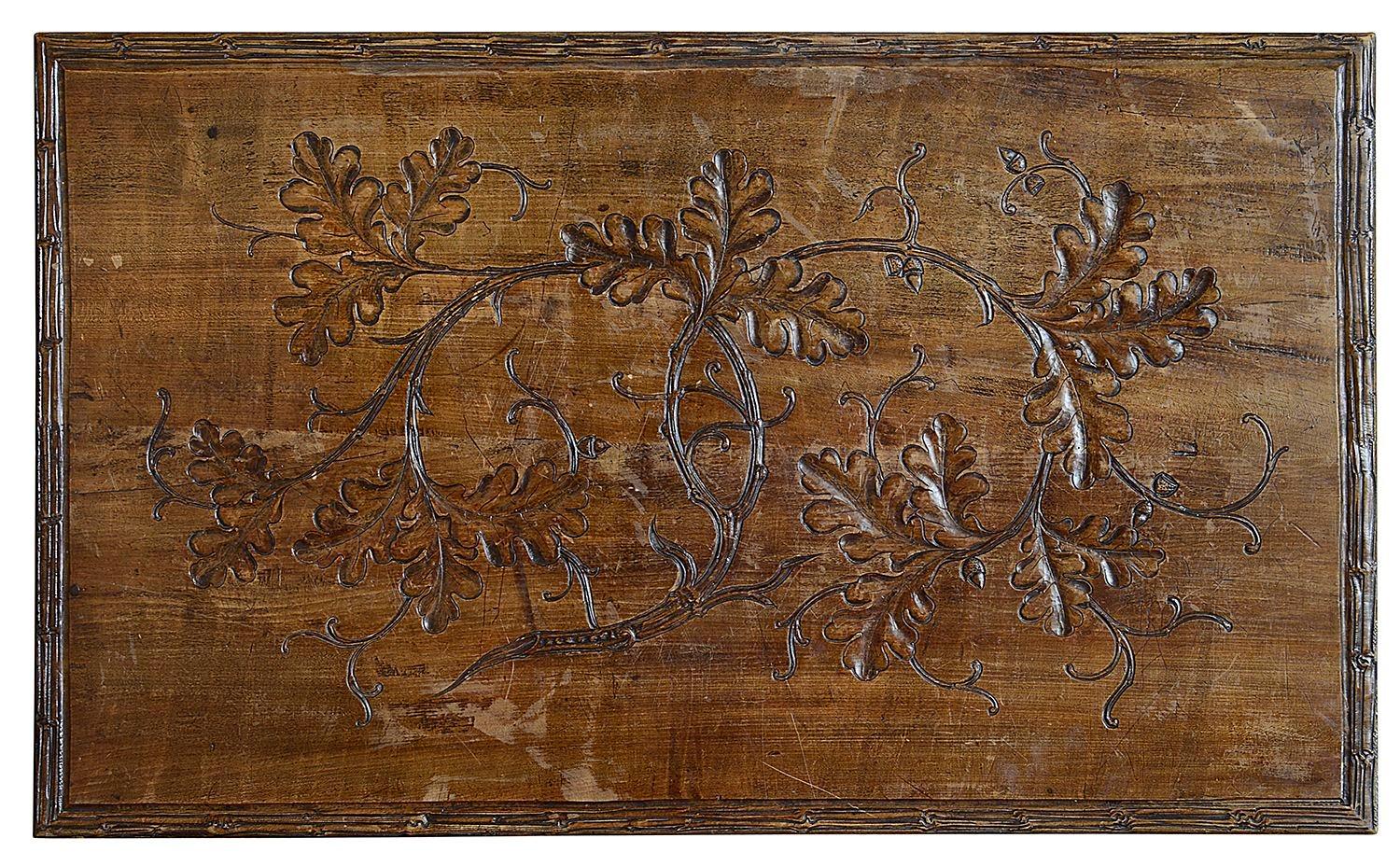 Bois Rare table en bois de tilleul sculpté de la Forêt-Noire du 19e siècle. en vente