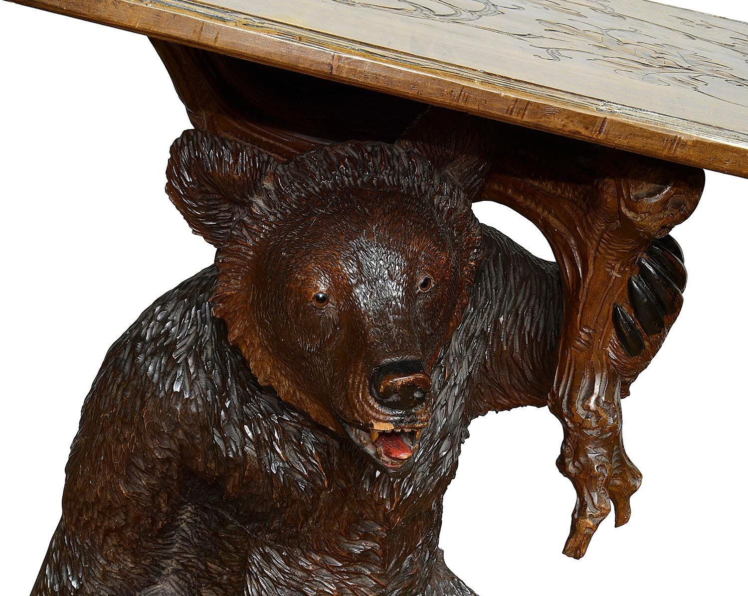 Rare table en bois de tilleul sculpté de la Forêt-Noire du 19e siècle. en vente 1