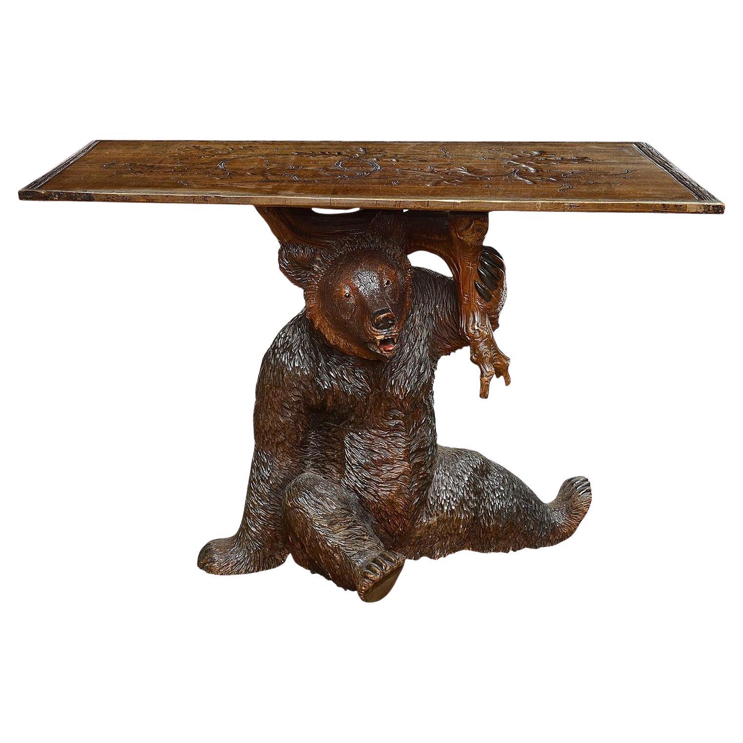 Rare table en bois de tilleul sculpté de la Forêt-Noire du 19e siècle. en vente