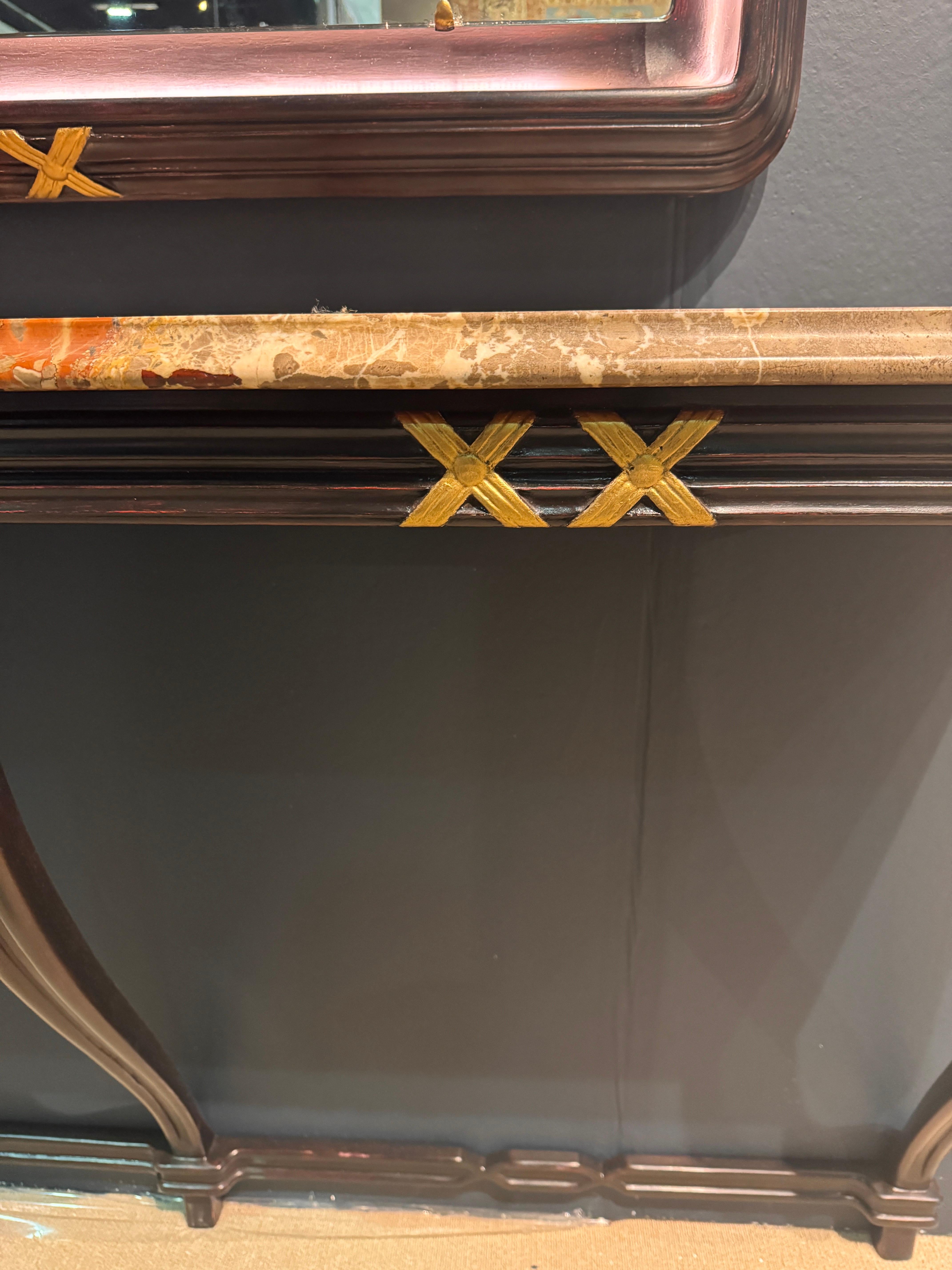 Rare grande table console à dessus en marbre et miroir rétro-éclairé assorti en bois de testa di Moro avec détails dorés. 
Il s'agit d'une pièce impressionnante, d'une grande qualité et aux détails exquis. 
Le design est attribué à Osvaldo Borsani