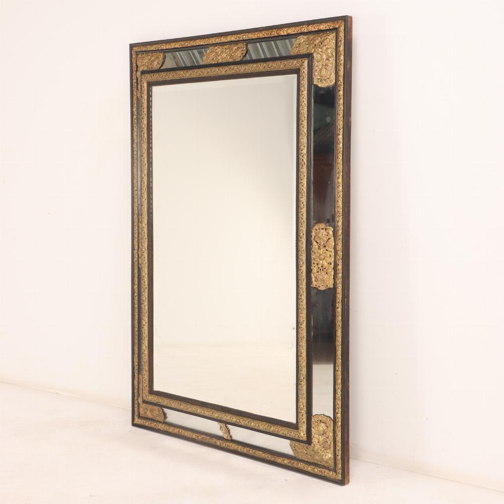 Questo è lo specchio più grande di questo stile che abbiamo mai posseduto in 40 anni di attività!  I dettagli di increspatura e repousse sono fantastici. Questa è la dimensione signorile che stavi cercando, quindi non lasciartela scappare perché non