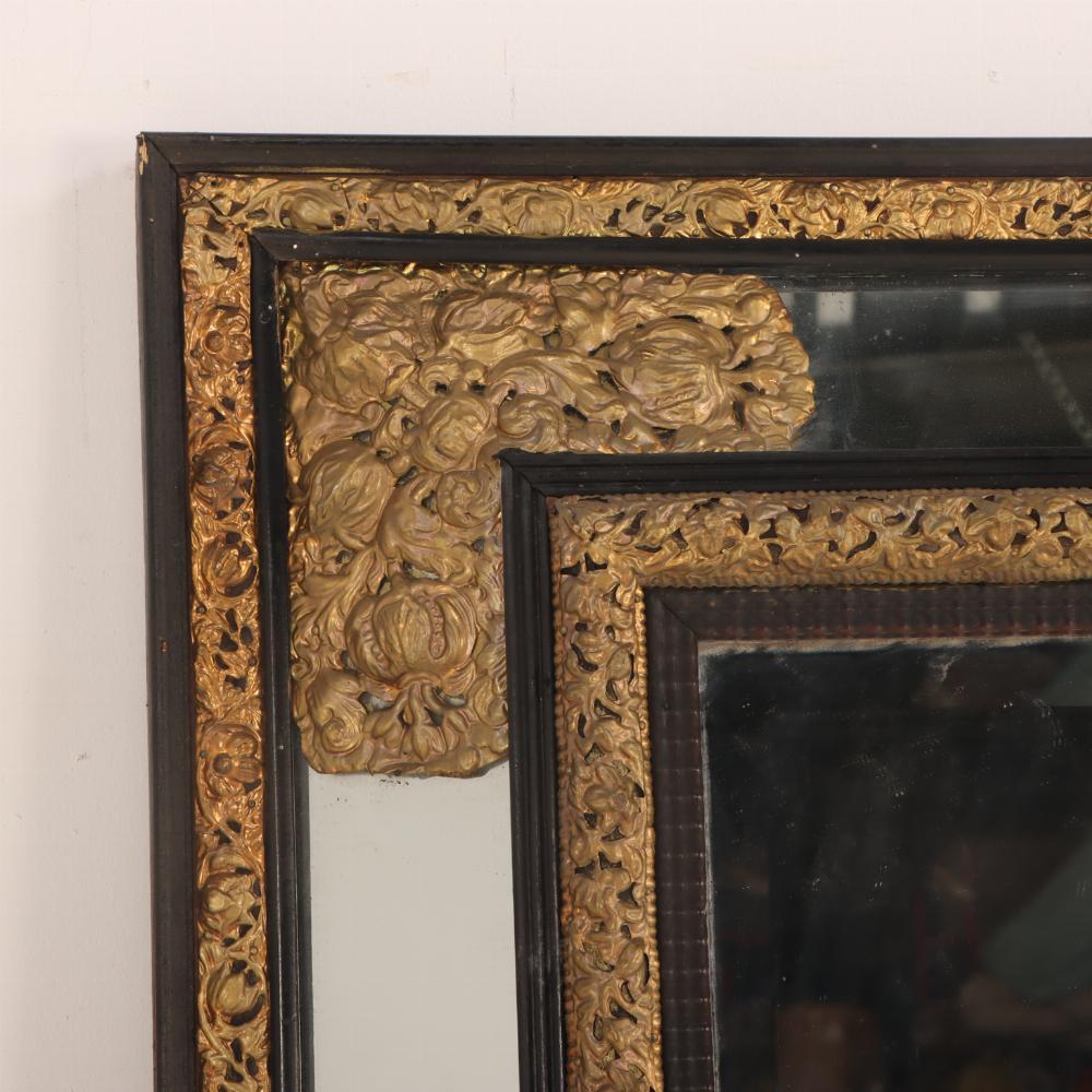 Francese Un raro specchio francese di grandi dimensioni in legno ebanizzato e ottone repousse, XIX sec. in vendita