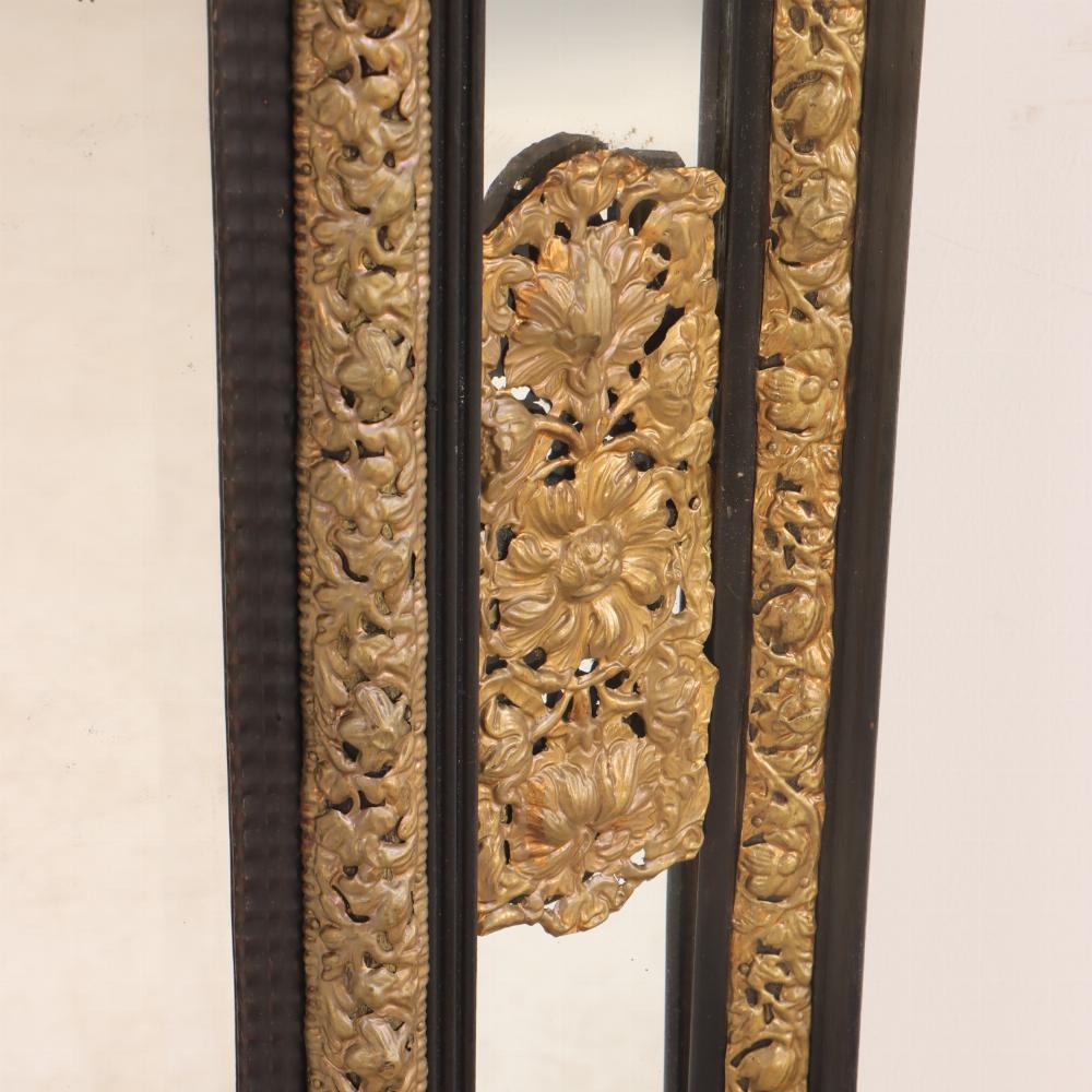 Un raro specchio francese di grandi dimensioni in legno ebanizzato e ottone repousse, XIX sec. In condizioni buone in vendita a Philadelphia, PA