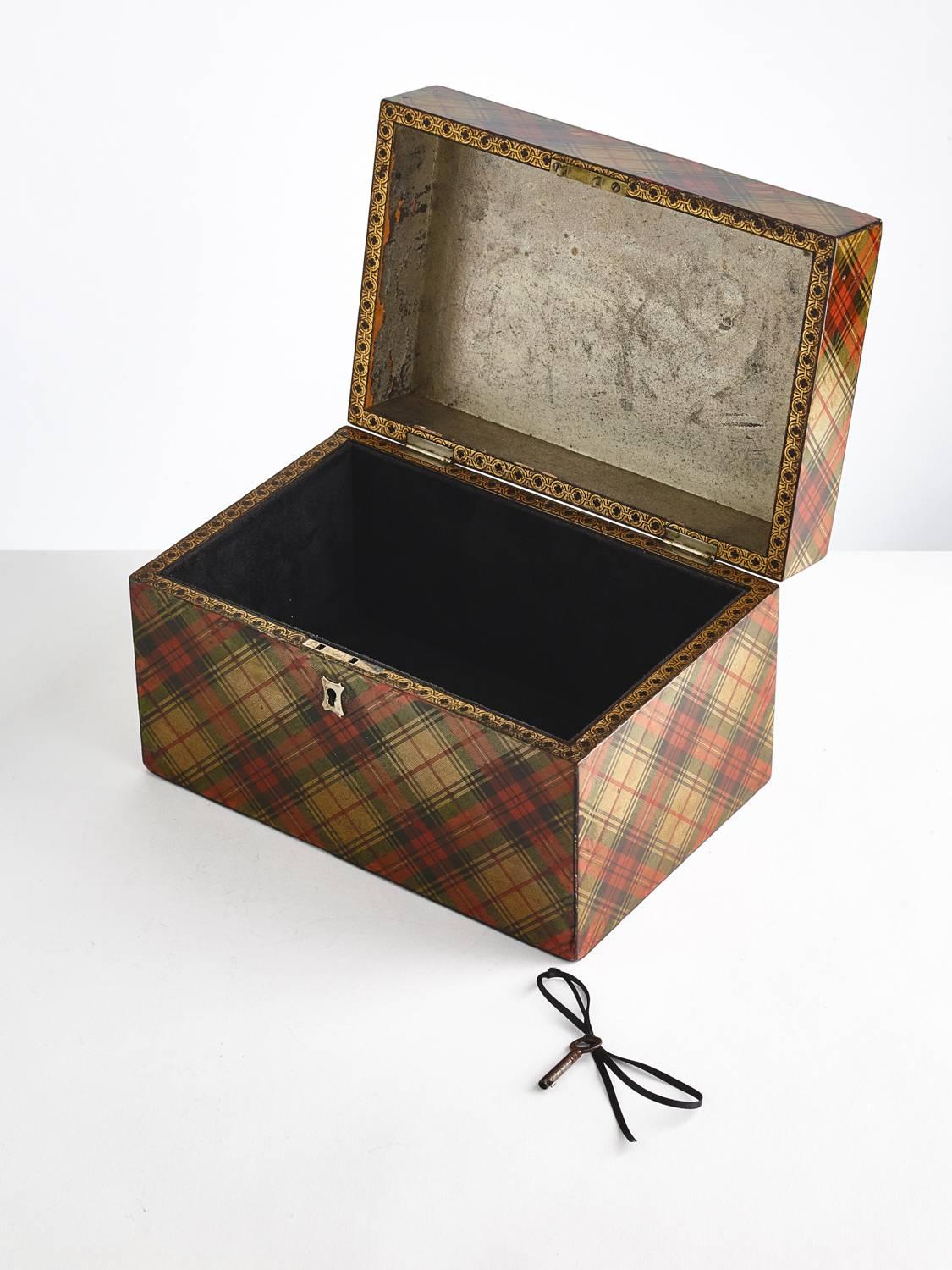 Large Mid-19th Century Signed Royal Stuart Tartan Box, Circa 1830 In Excellent Condition In London, GB