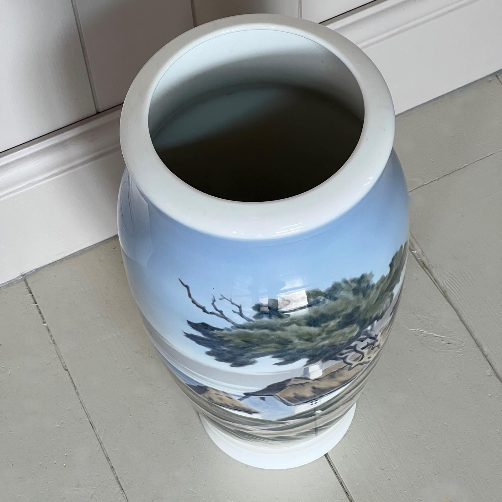 Eine seltene große Porzellanvase von Royal Copenhagen. Attraktive Szene mit einer Hütte in einer Küstenlandschaft. Datiert auf 1963 mit Herstellermarken und signierten Initialen auf dem Sockel, Höhe 43 cm.