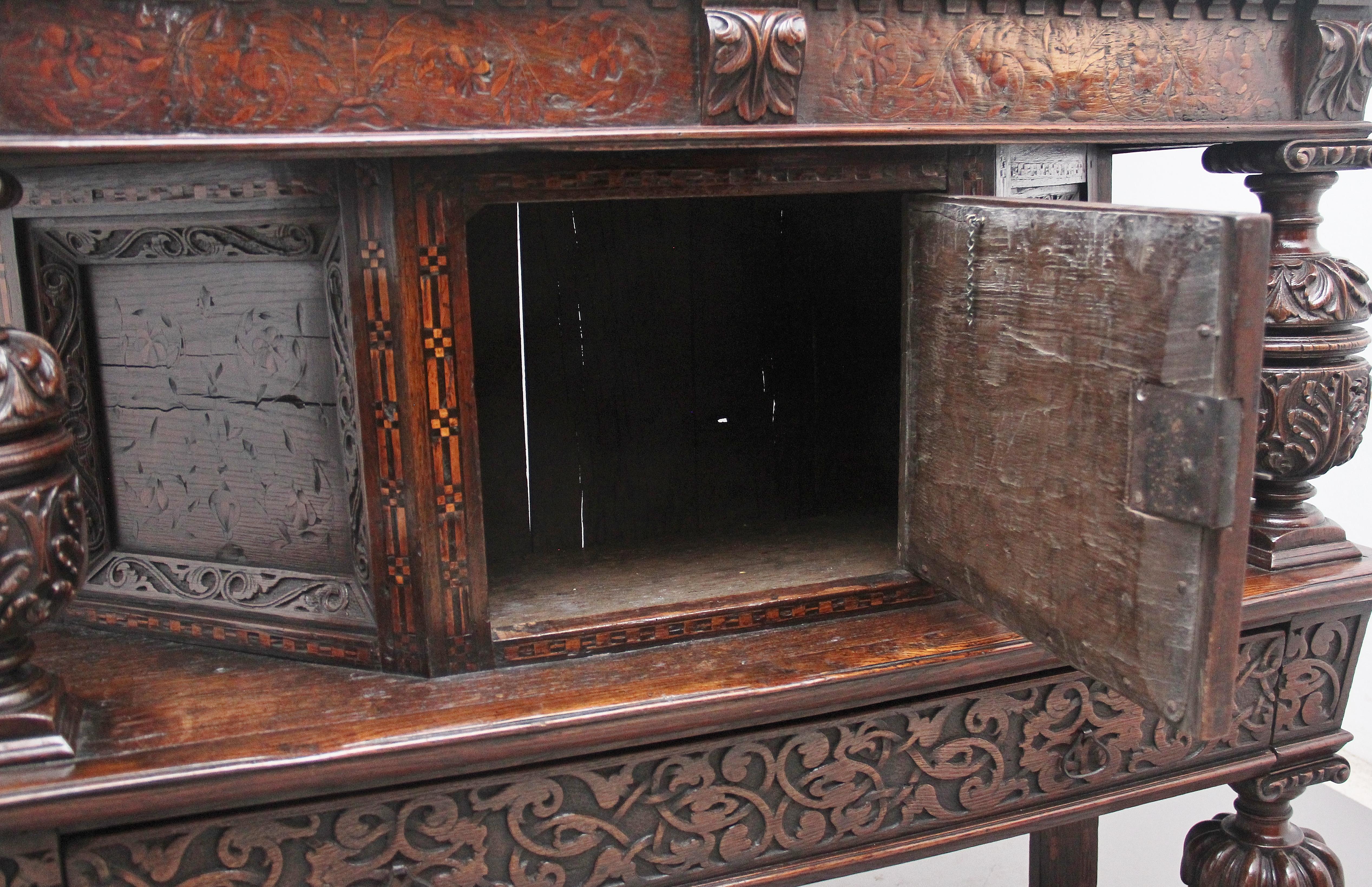 Britannique Rare armoire de cour en Oak de la fin du XVIe siècle en vente