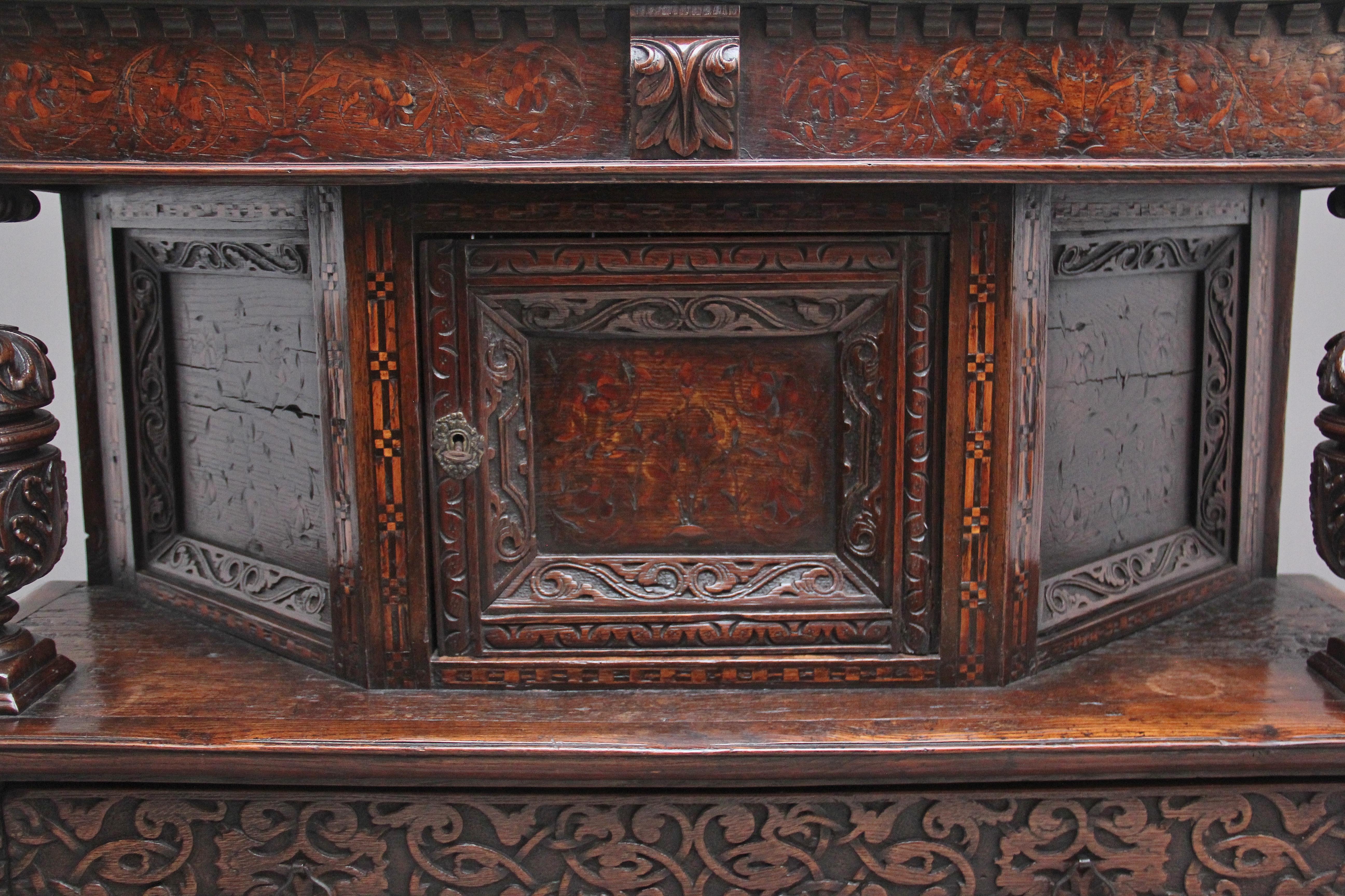 Raro armario de corte de roble de finales del siglo XVI siglo XVIII y antes en venta