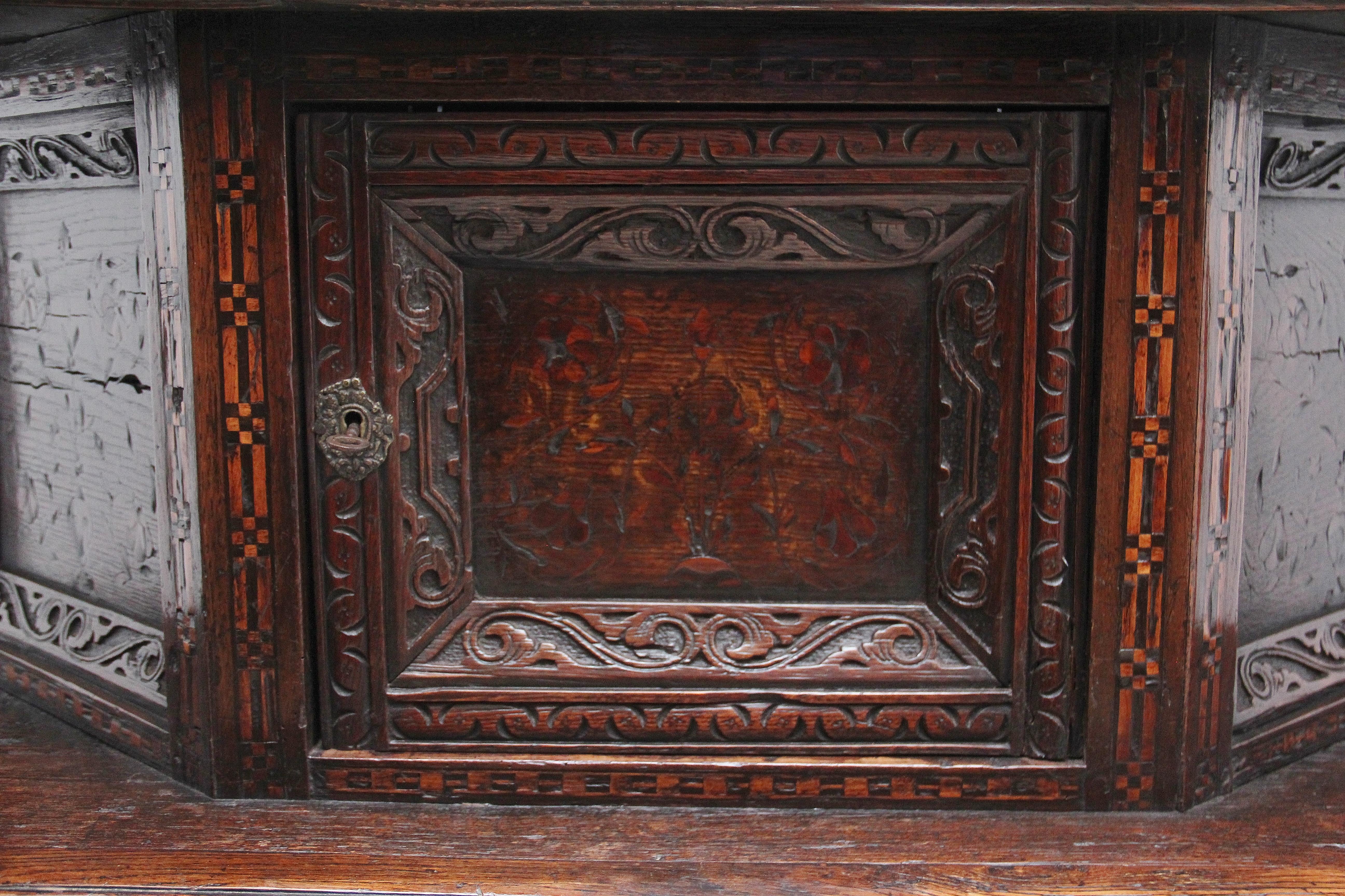Chêne Rare armoire de cour en Oak de la fin du XVIe siècle en vente