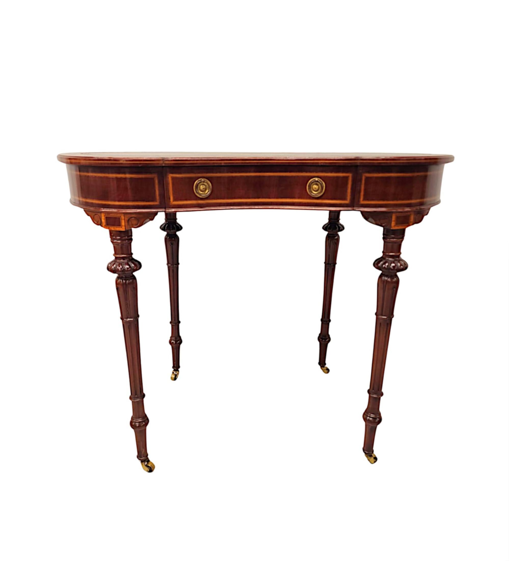 Irlandese Una rara scrivania con piano in pelle della fine del XIX secolo, etichettata Millar and Beatty, Dublino in vendita