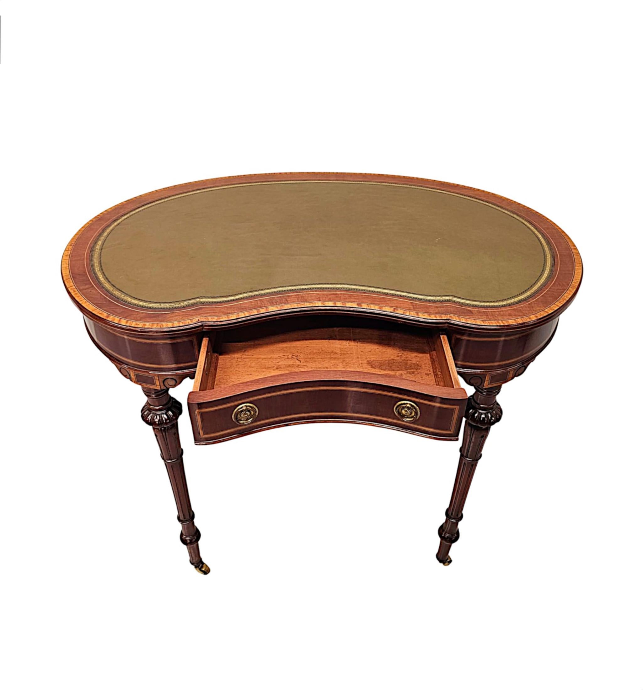 Ottone Una rara scrivania con piano in pelle della fine del XIX secolo, etichettata Millar and Beatty, Dublino in vendita
