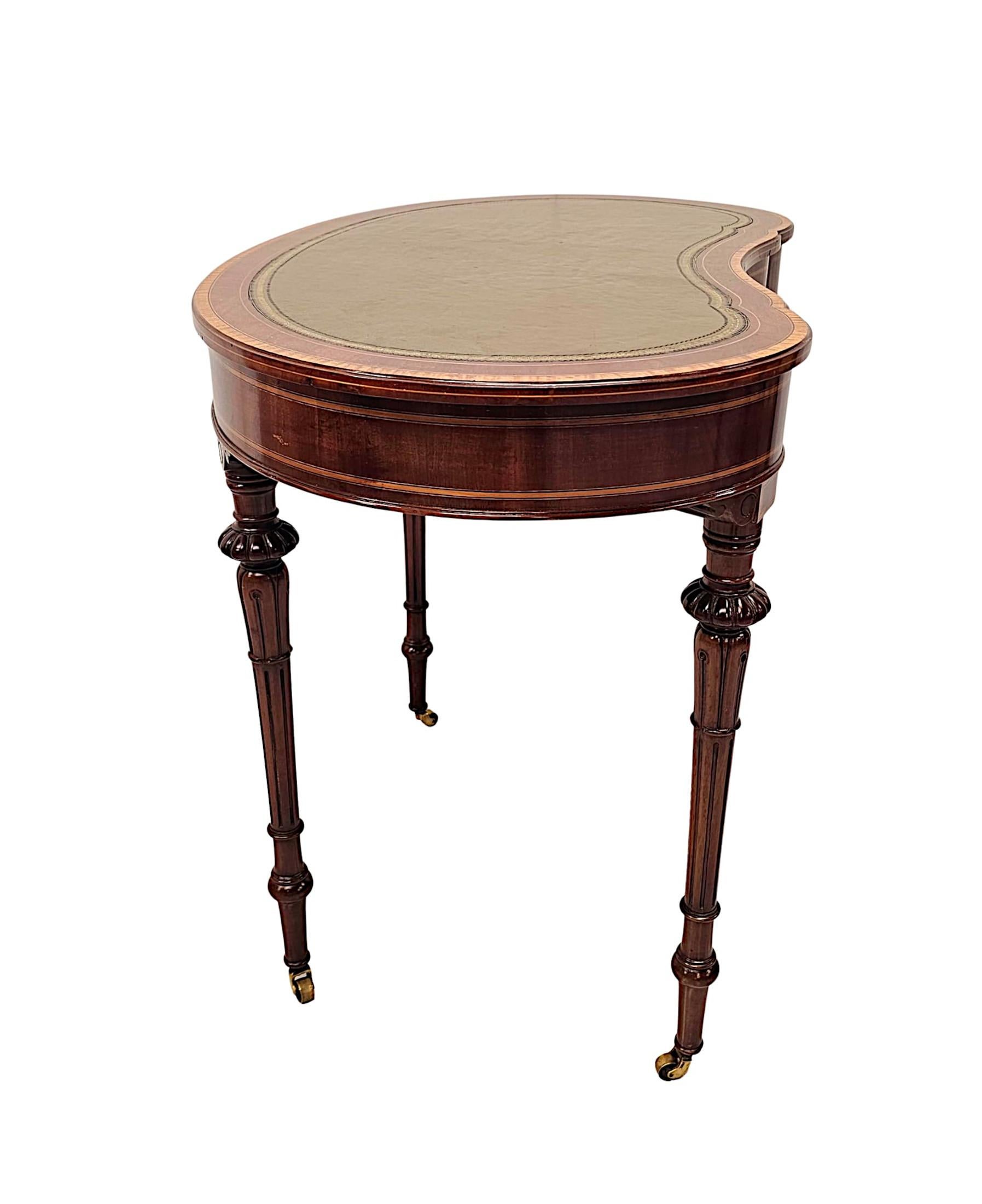 Una rara scrivania con piano in pelle della fine del XIX secolo, etichettata Millar and Beatty, Dublino in vendita 3