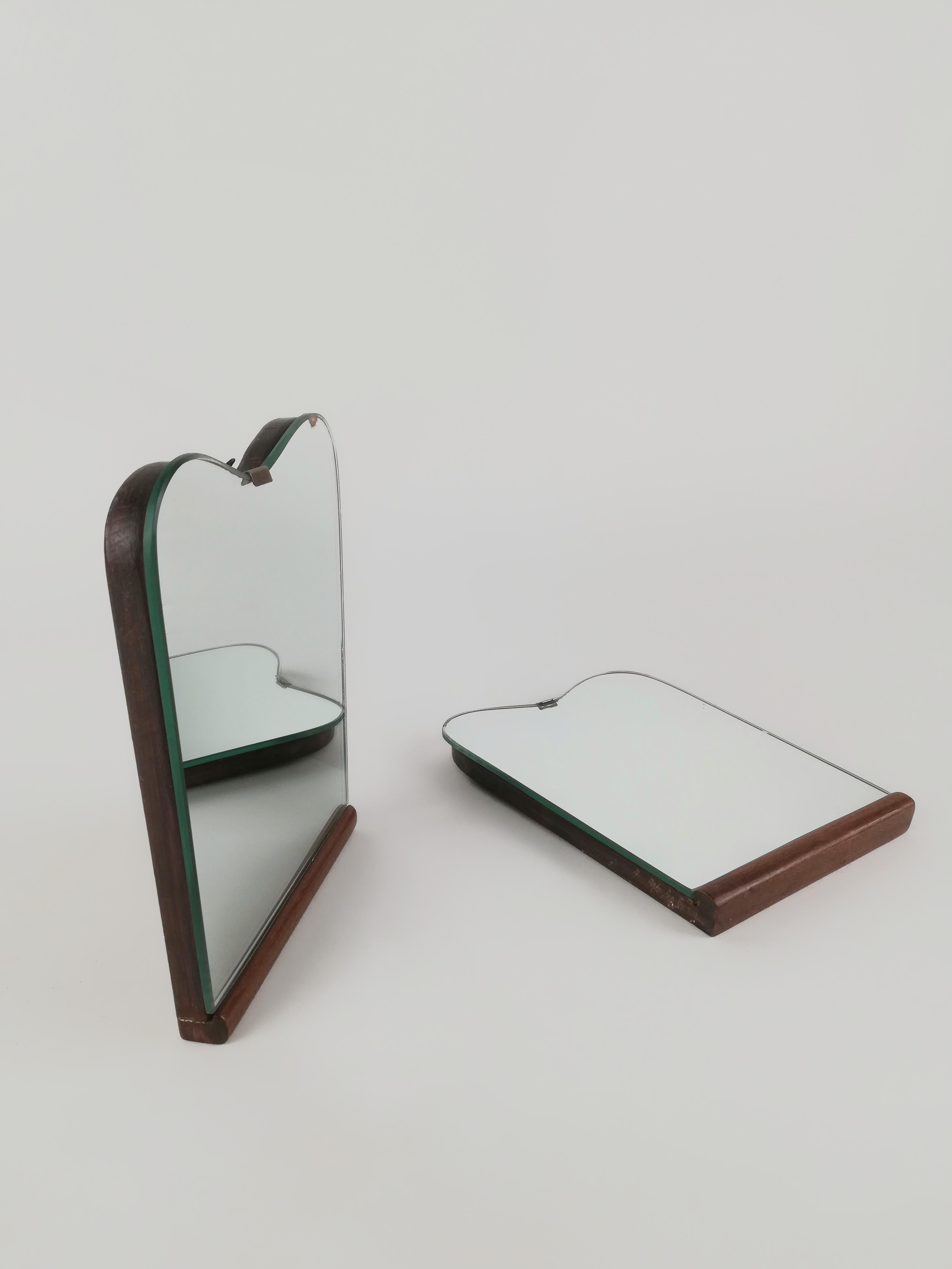 A rare couple of vintage mirror, datable between the 1930s and 1950s of the 20th century.
They were made in Italy and probably, this pair of twin wall mirrors, were positioned above 2 bedside tables.
The mirrors are supported by two frames in