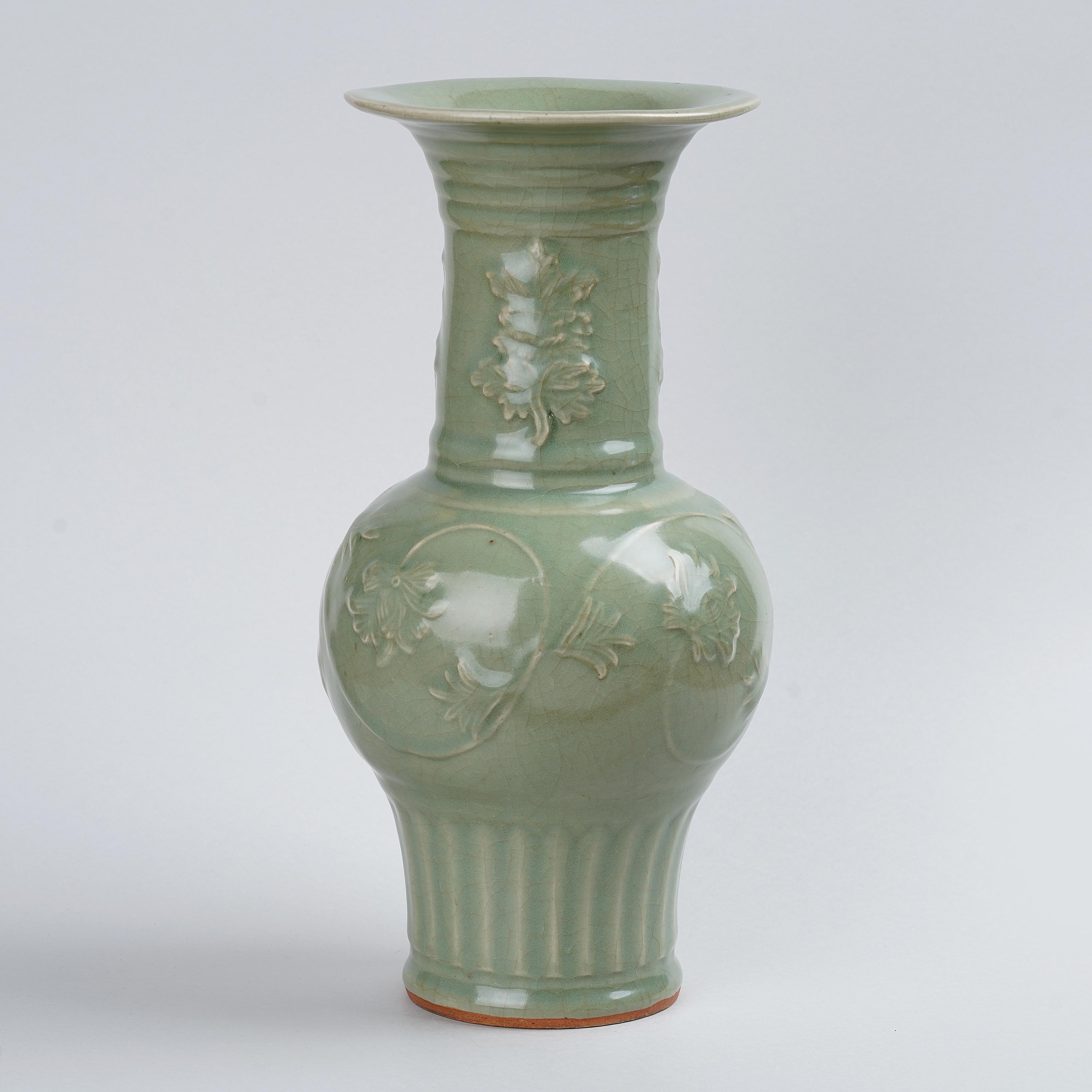 Rare vase à pivoine en céladon de Longquan, dynastie Ming Ming en vente 4
