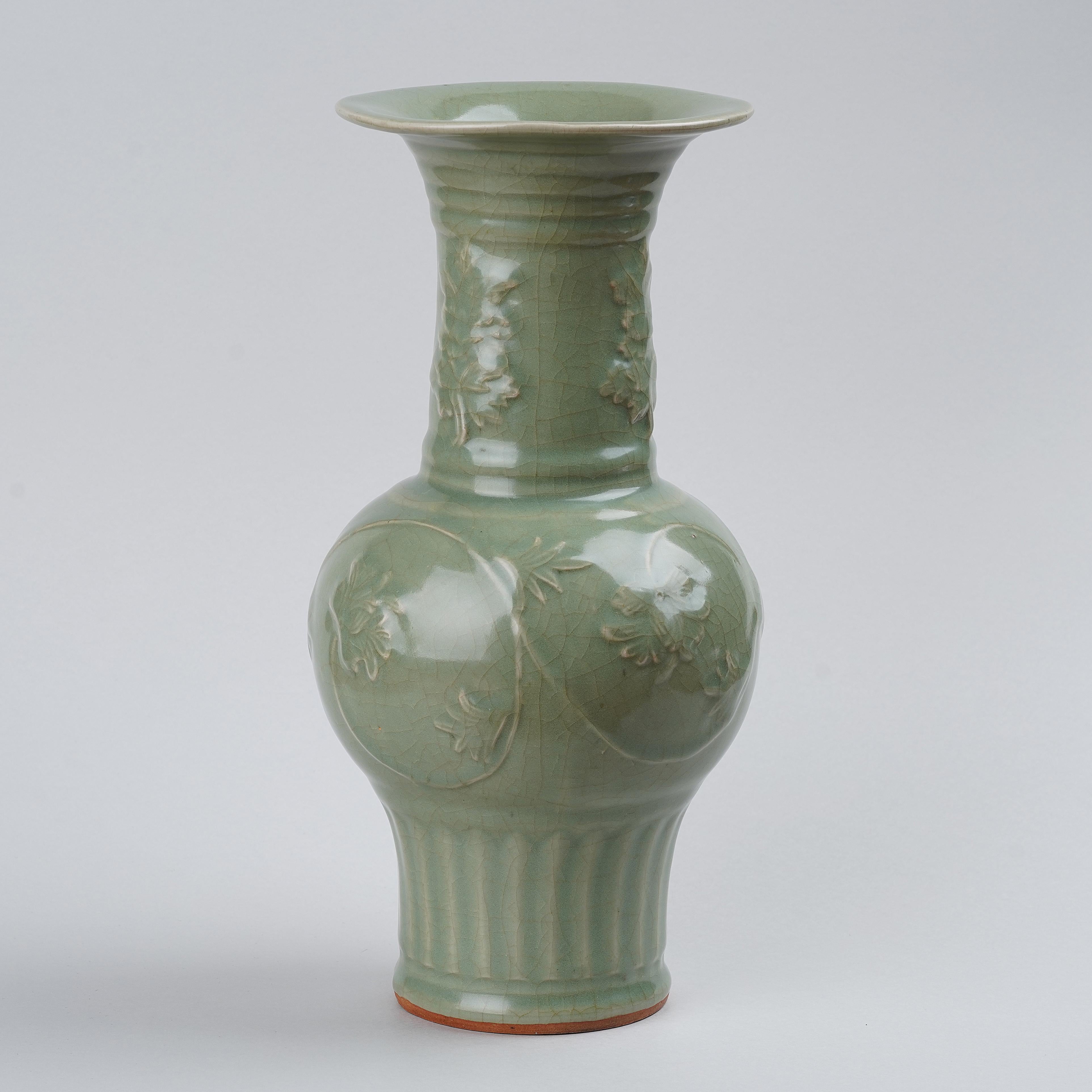 Rare vase à pivoine en céladon de Longquan, dynastie Ming Ming en vente 5