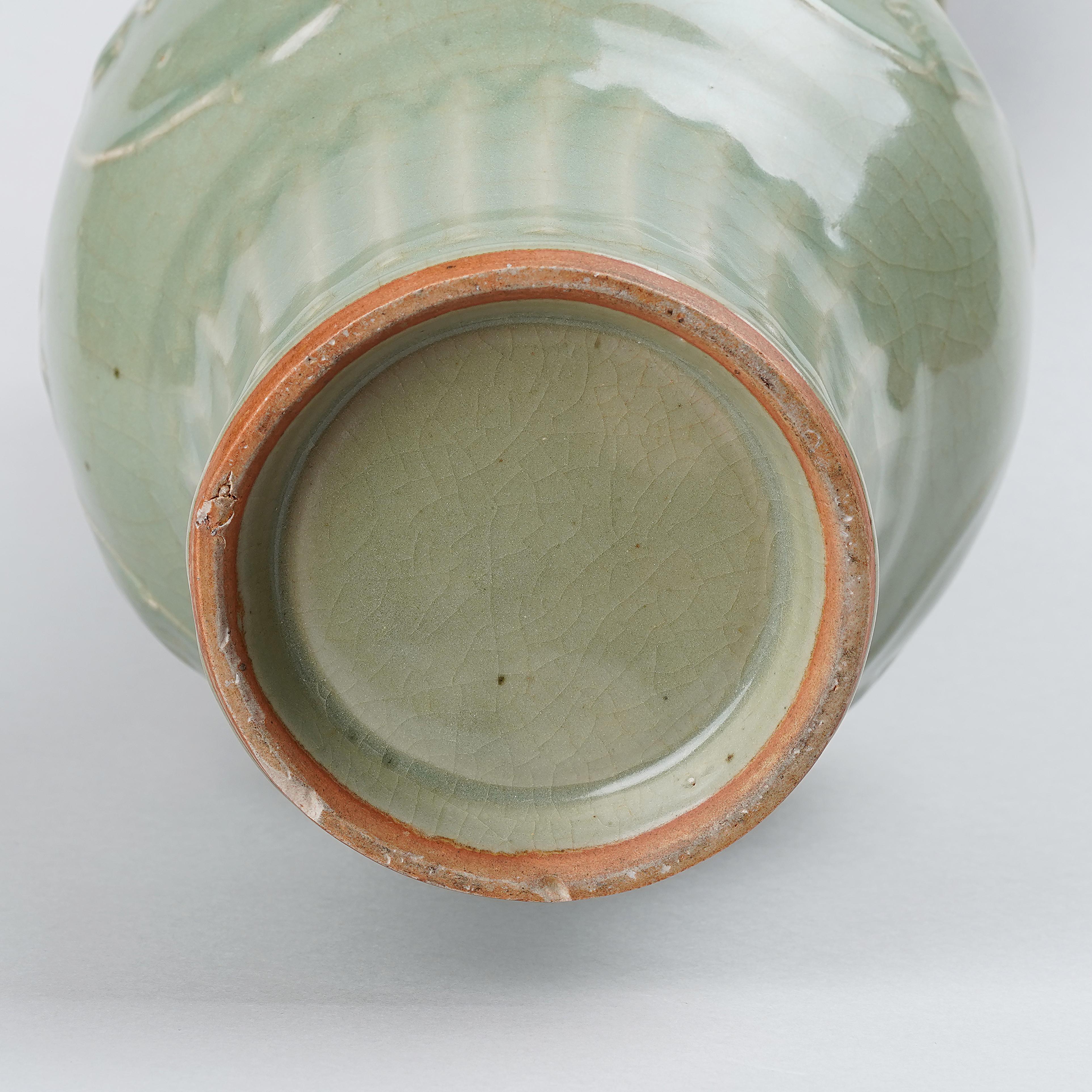 Rare vase à pivoine en céladon de Longquan, dynastie Ming Ming en vente 6