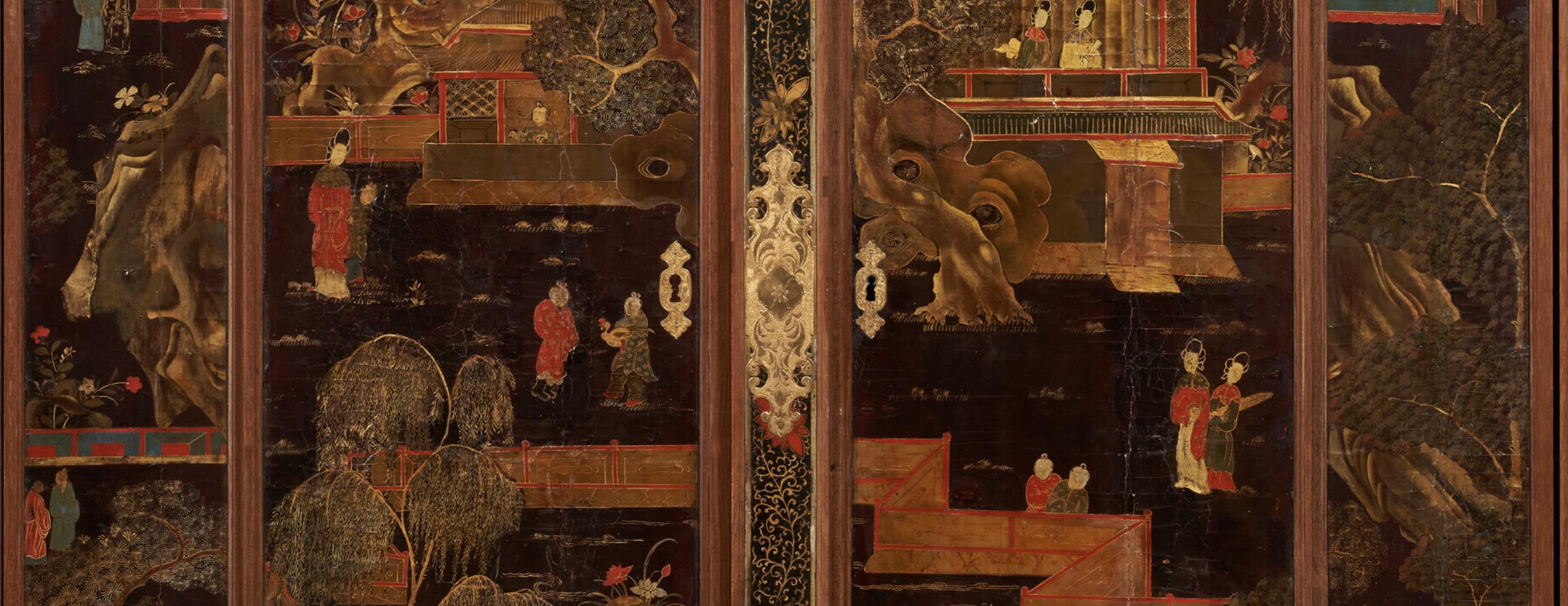 Seltener Schrank aus Tulpenholz und chinesischem Lack von Ludwig XV mit Ormolu-Montierung, um 1750 (Regence-Zeit)

Ein wahrhaft prächtiger, monumentaler und einzigartiger Schrank, durchgehend mit vergoldetem und polychromem chinesischen Lack aus dem