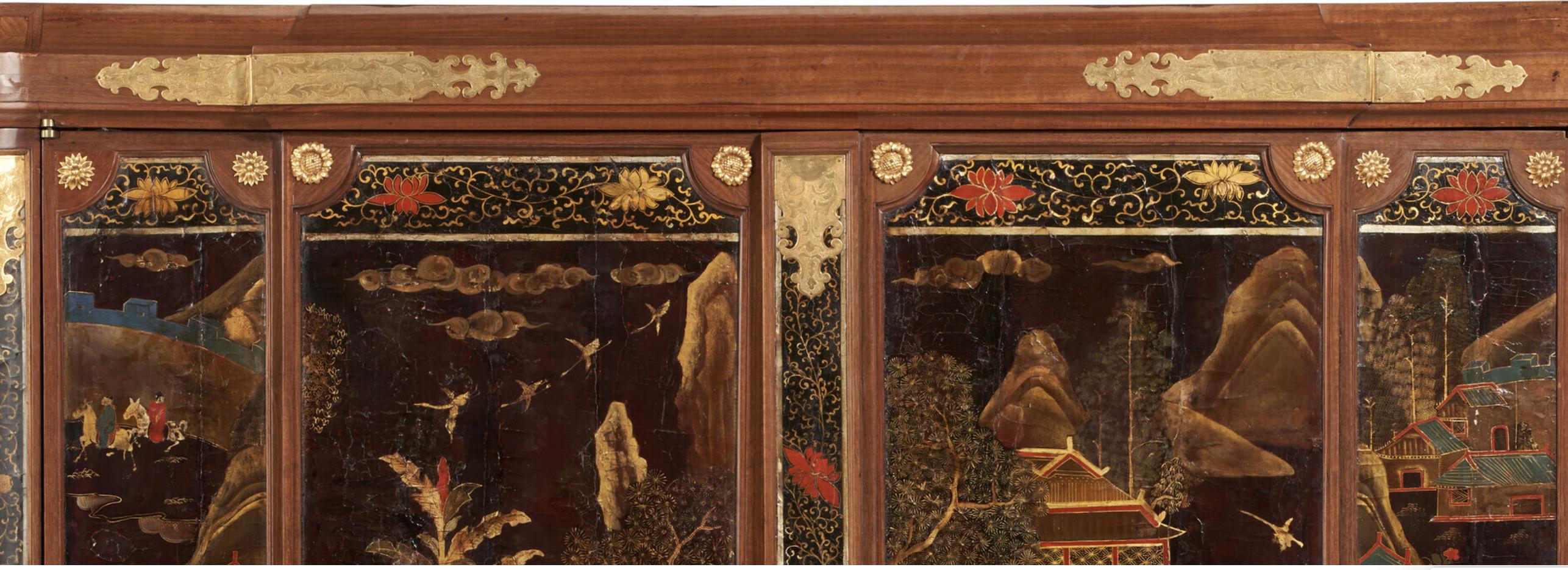 Seltener Schrank aus Tulpenholz und chinesischem Lack im Louis-XV-Stil mit Goldbronze-Montierung (Französisch) im Angebot