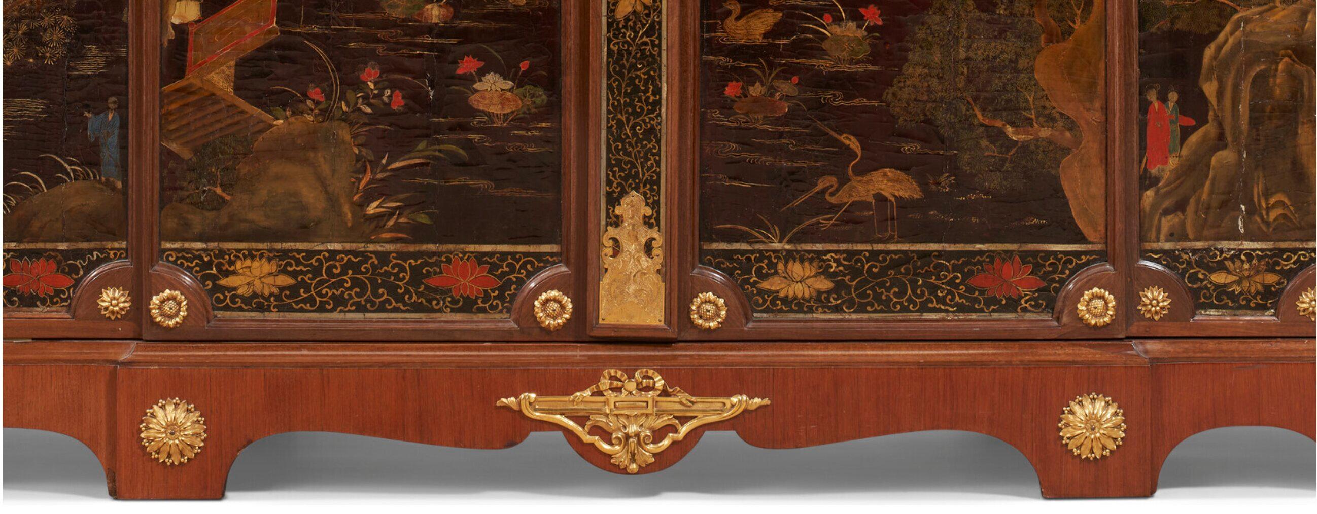 Seltener Schrank aus Tulpenholz und chinesischem Lack im Louis-XV-Stil mit Goldbronze-Montierung (18. Jahrhundert und früher) im Angebot